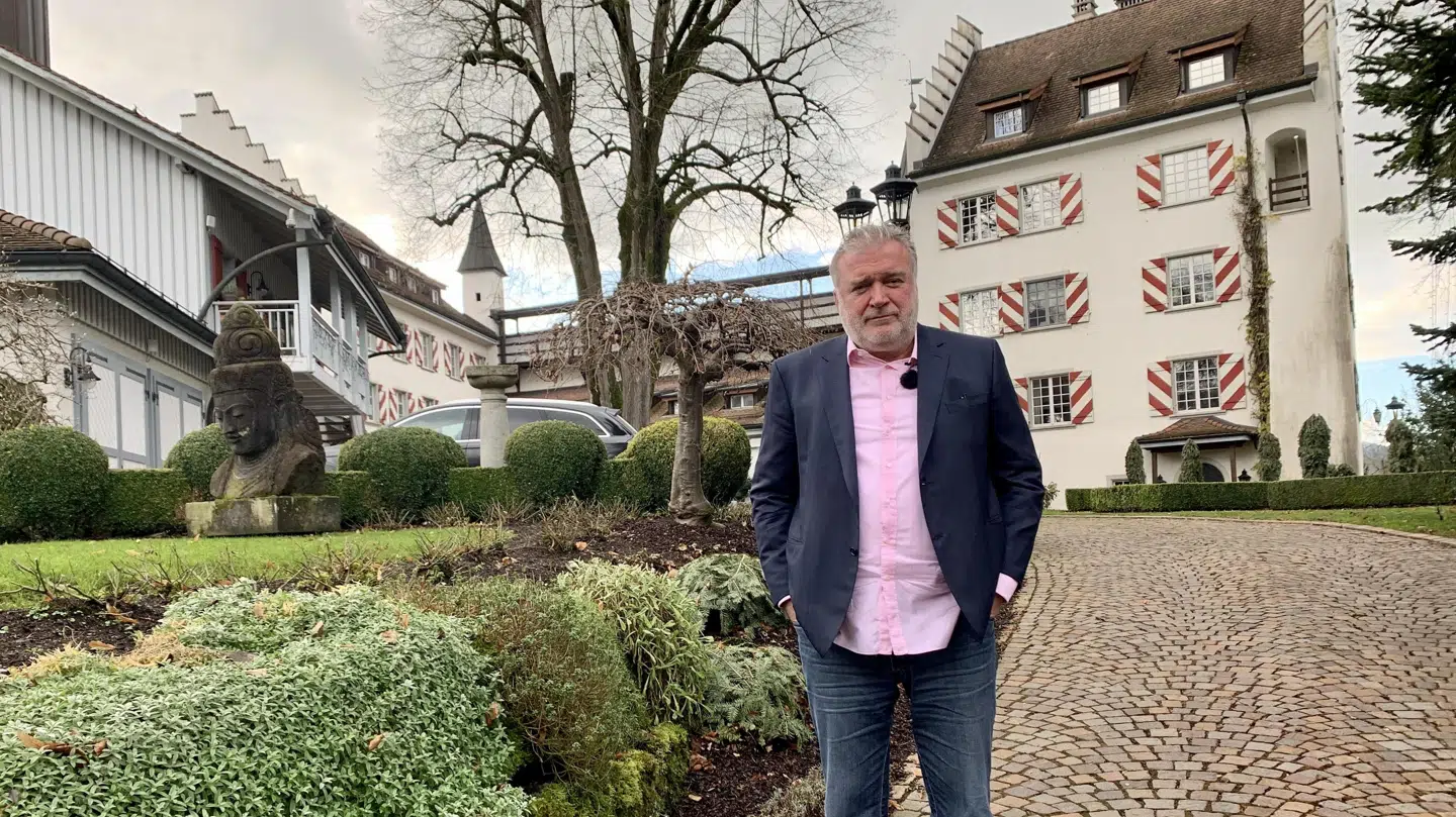 Lars Seier foran sit slot i Schweiz.