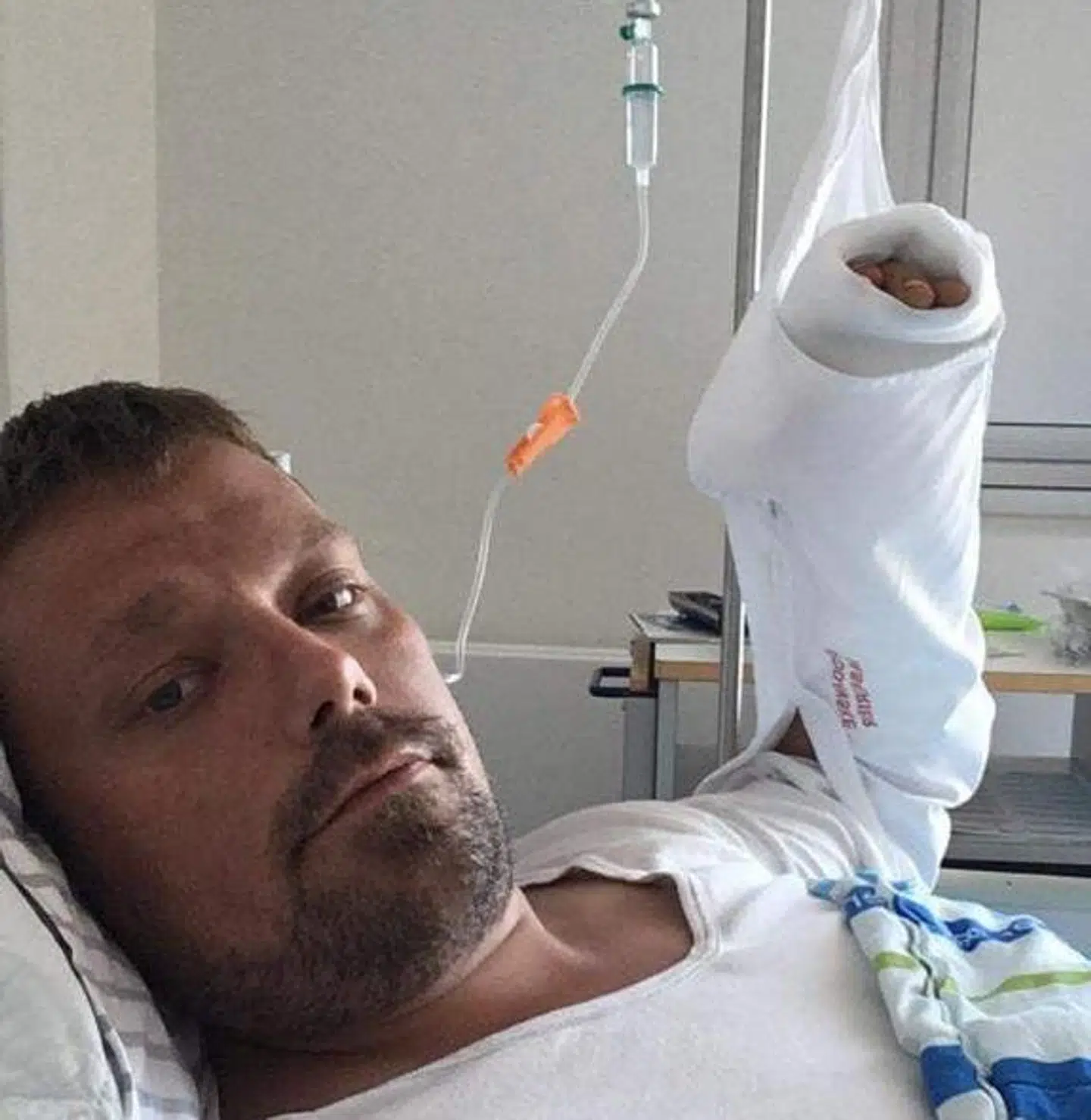 Henrik Kriegbaum Plettner blev i 2018 bidt af en kat. I oktober 2022 – fire år efter – døde han af følgesygdommene.