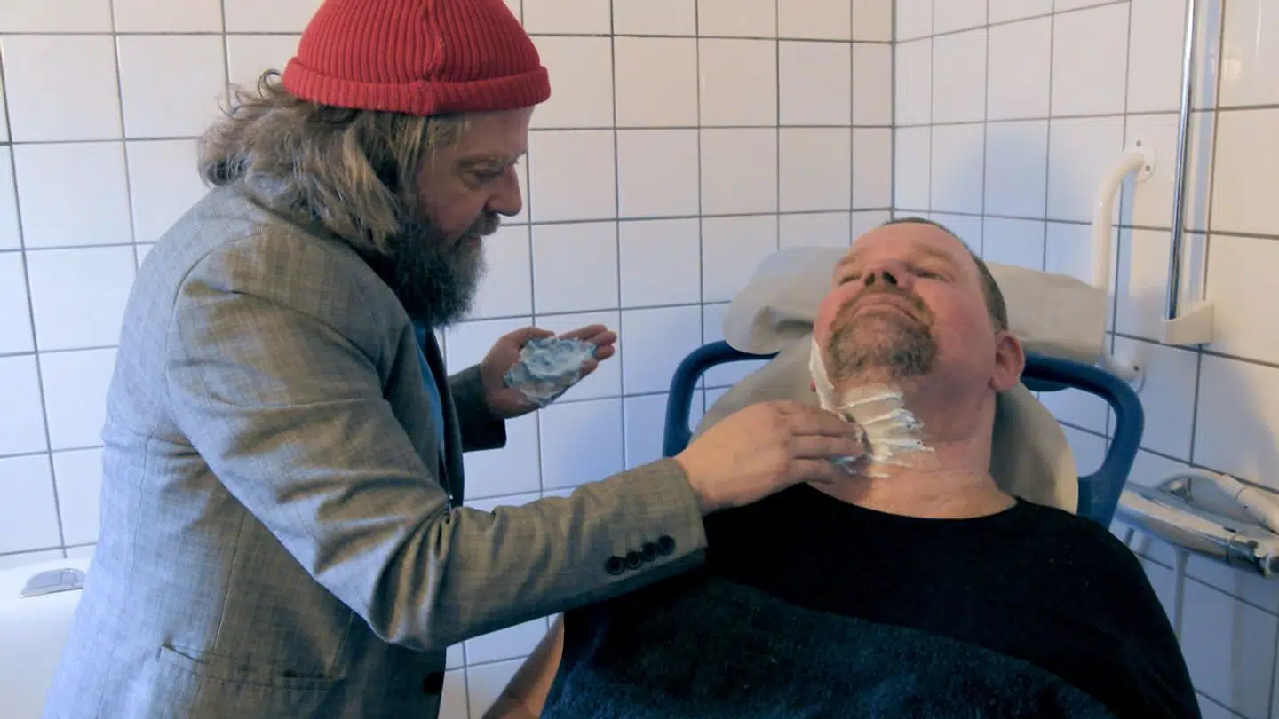 Under optagelserne tog Anders Lund Madsen bl.a. del i Preben Nielsens omfattende morgenrutiner.