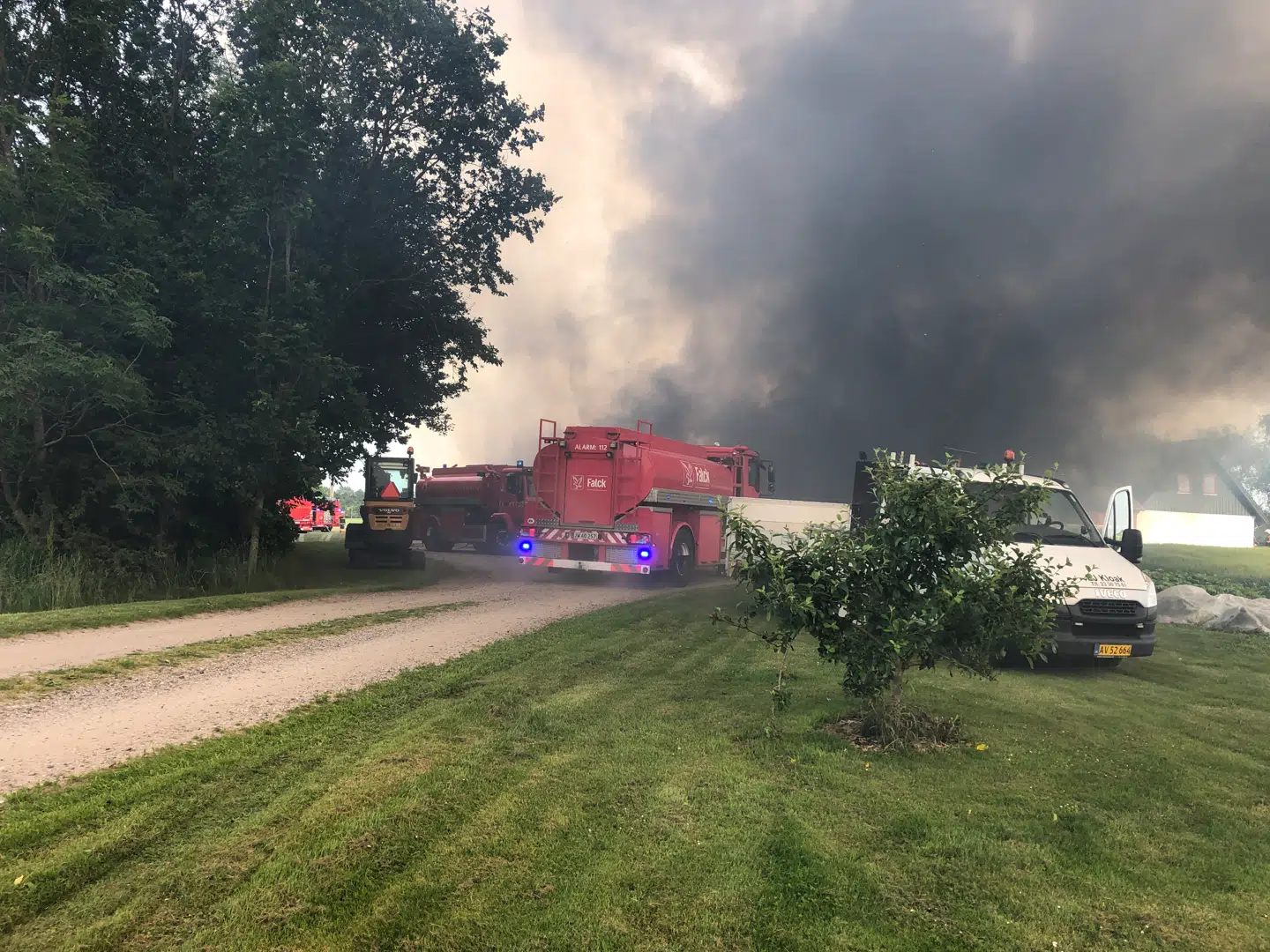 Tre af gårdens længer er brændt helt ned.