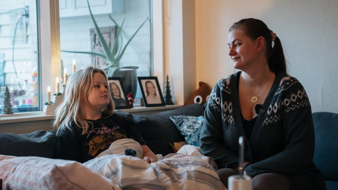 Her sidder Karoline på ti år med sin mor, Rikke Skafte. Foto: Kasper Løjtved/Byrd