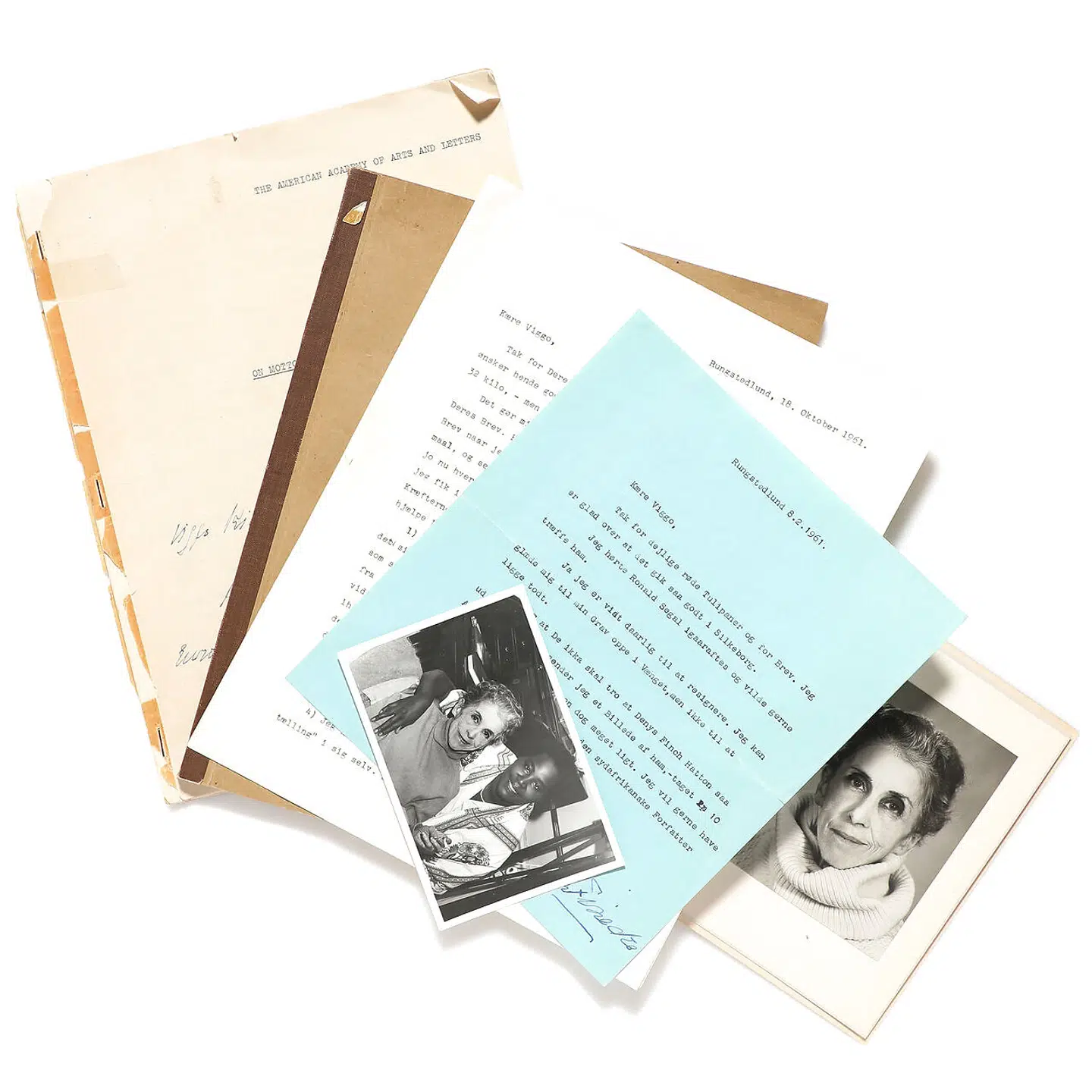 Breve til Viggo Kjær Petersen (1935-2012) fra Karen Blixen. Viggo Kjær Petersen var blandt andet dramaturg ved en række teatre og var leder af Det Ny Teater 1987-1991.