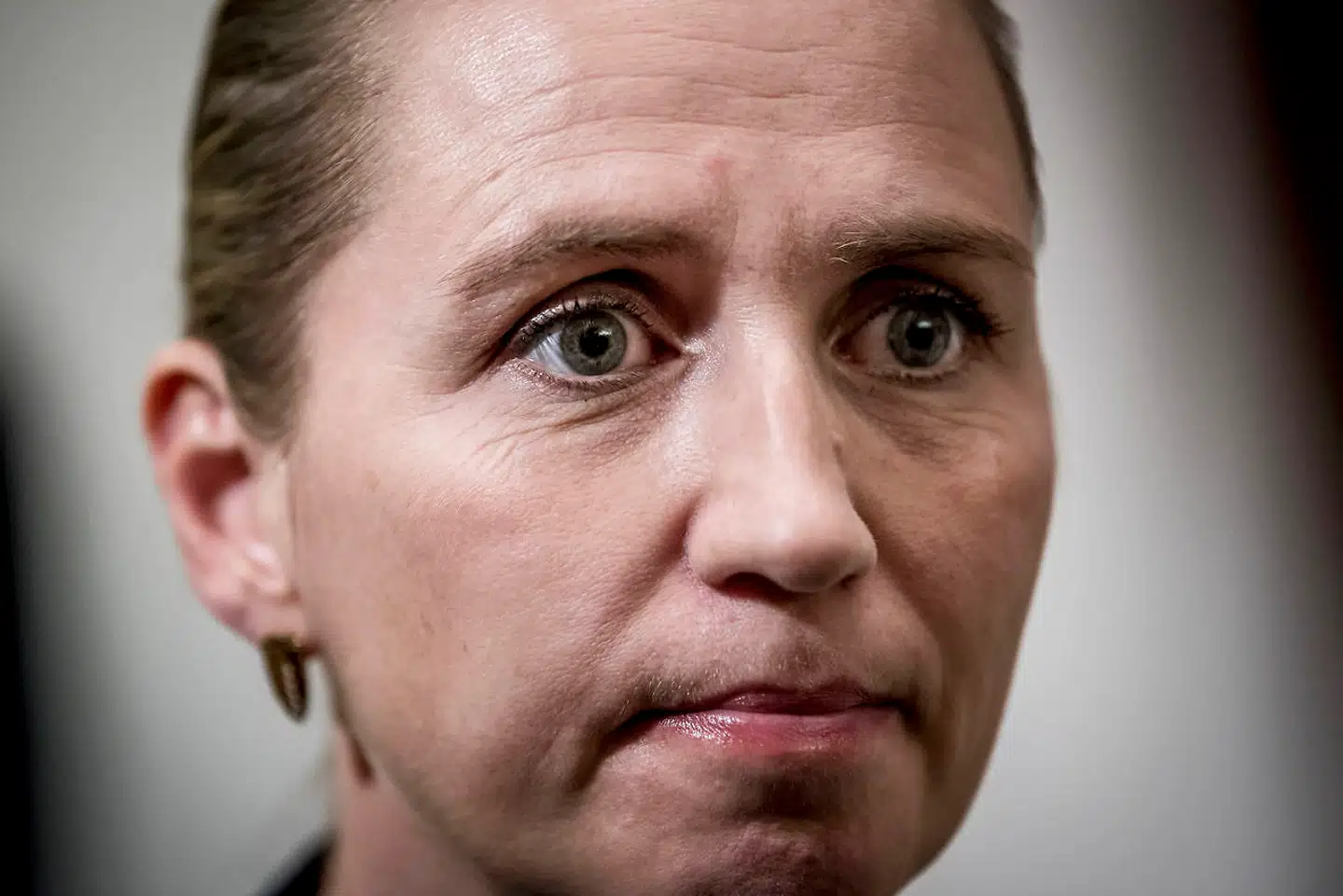 Kort før klokken 23.30 forlod S-formand Mette Frederiksen sit kontor på Christiansborg efter regeringsforhandlinger med de Radikale, SF og Enhedslisten. Hun talte i utvetydige vendninger om, at forhandlingerne ikke kan fortsætte »i det uendelige«.