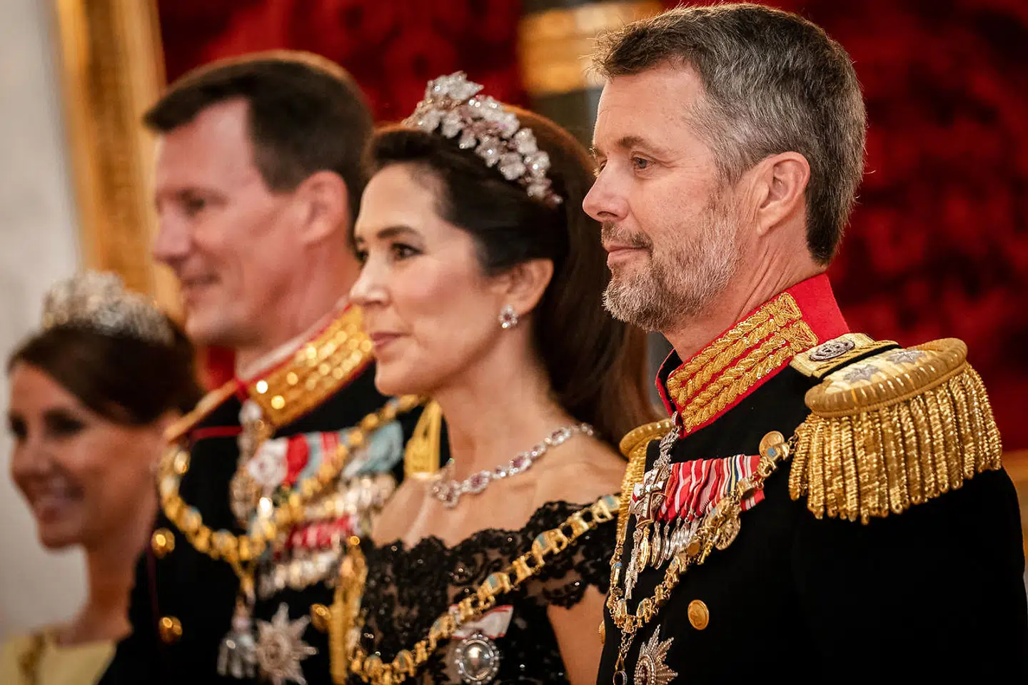 Efterårets krise har skabt splid blandt medlemmerne af Kongehuset, hvilket er en af årsagerne til den faldende popularitet.