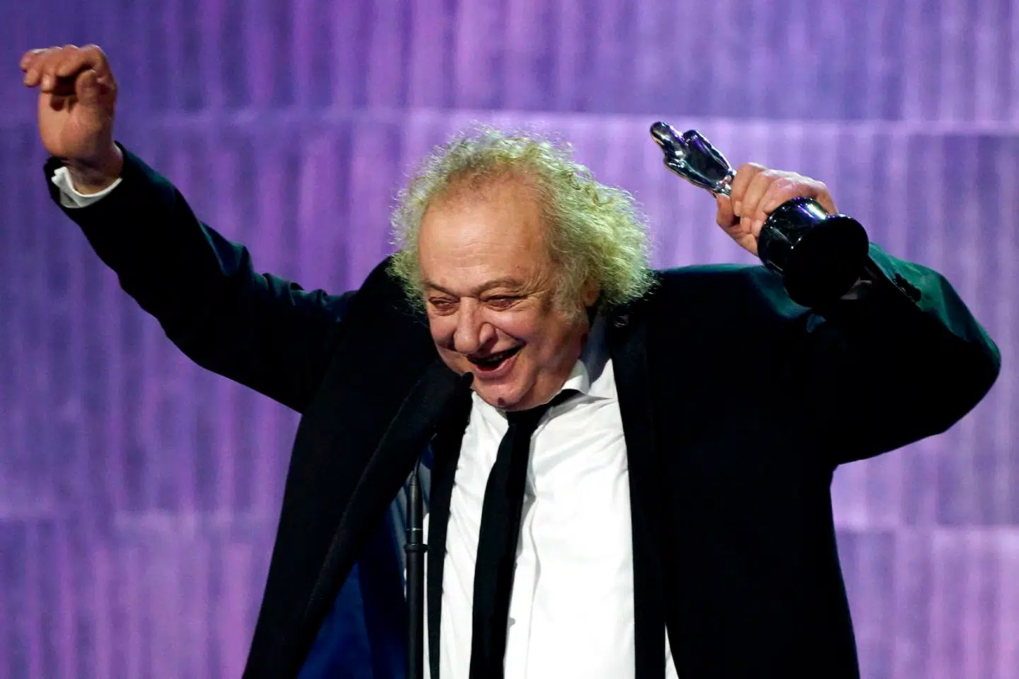 En meget glad og overrasket Zlatko Buric modtager prisen som bedste skuespiller for 'Triangle of Sadness'.