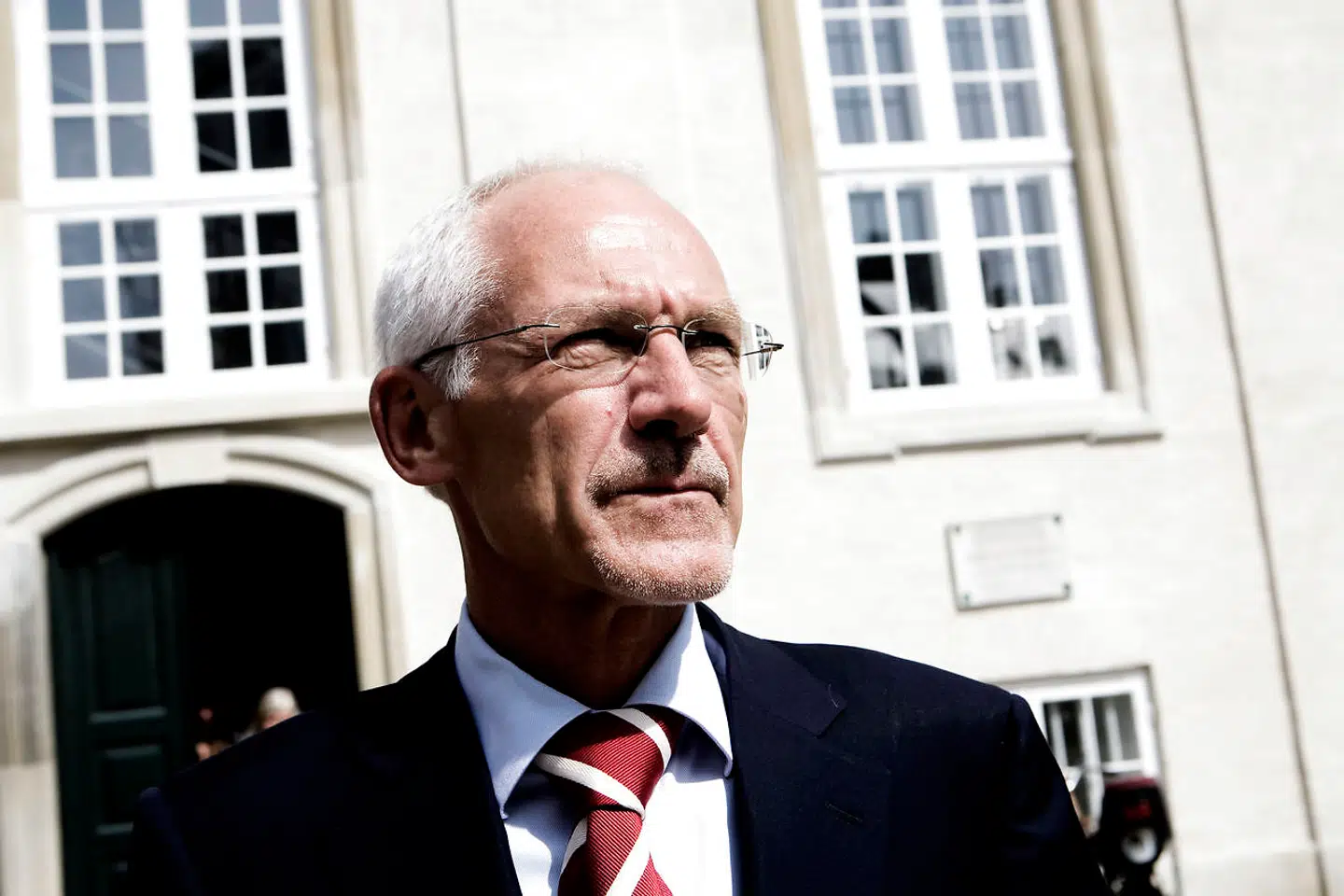 advokat N.E. Nielsen, som frem til Amagerbankens konkurs var bestyrelsesformand i banken, er sammen med syv medlemmer af den tidligere ledelse dømt til at betale en erstatning på over 225 mio. kr.