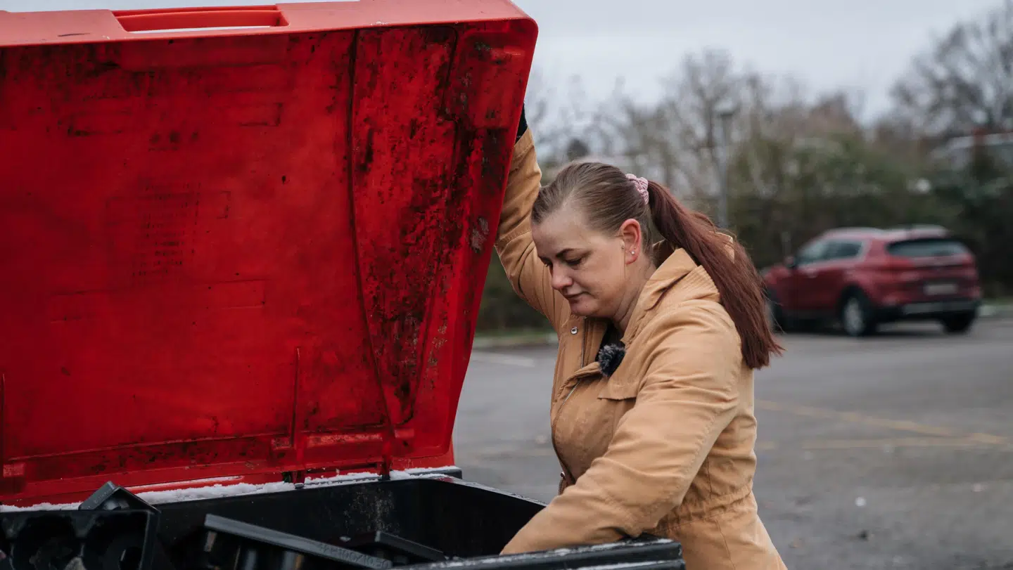 Her ses Rikke Skafte, der er mor til to piger på 10 og 11 år, lede efter mad i skraldespande ved Netto i Herlev. Foto: Kasper Løjtved/Byrd.