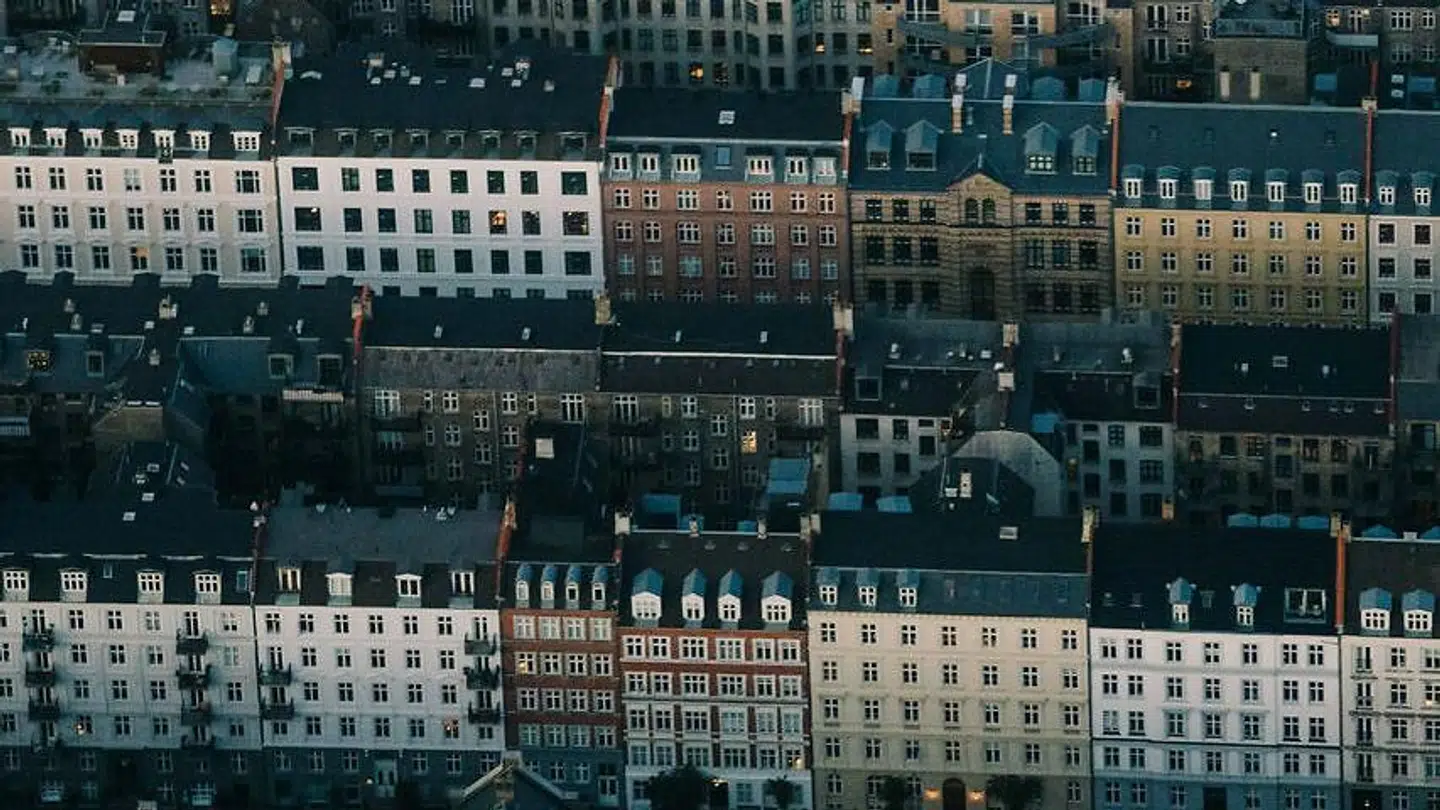 Renterne suser rundt om tagene på de danske ejerboliger i øjeblikket. Nu er de på nippet til at tage et nyt nøk opad.