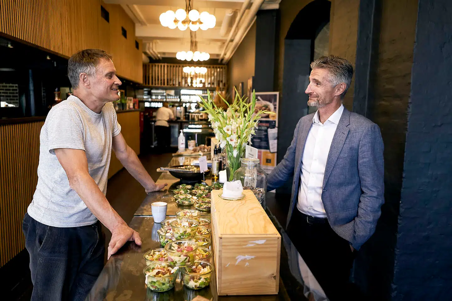 Claus Meyer og CEO i Meyers, Jesper Uggerhøj. Fødevare og kantinevirksomheden Meyers lancerer en ny bæredygtighedsstrategi, som både skal hjælpe klima, miljø og biodiversitet.