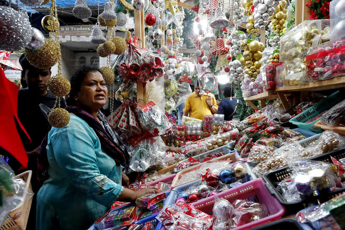 I Mumbai forhandles julepynt og julemandsdragter. Foto: Pankaj Nangia, Scanpix