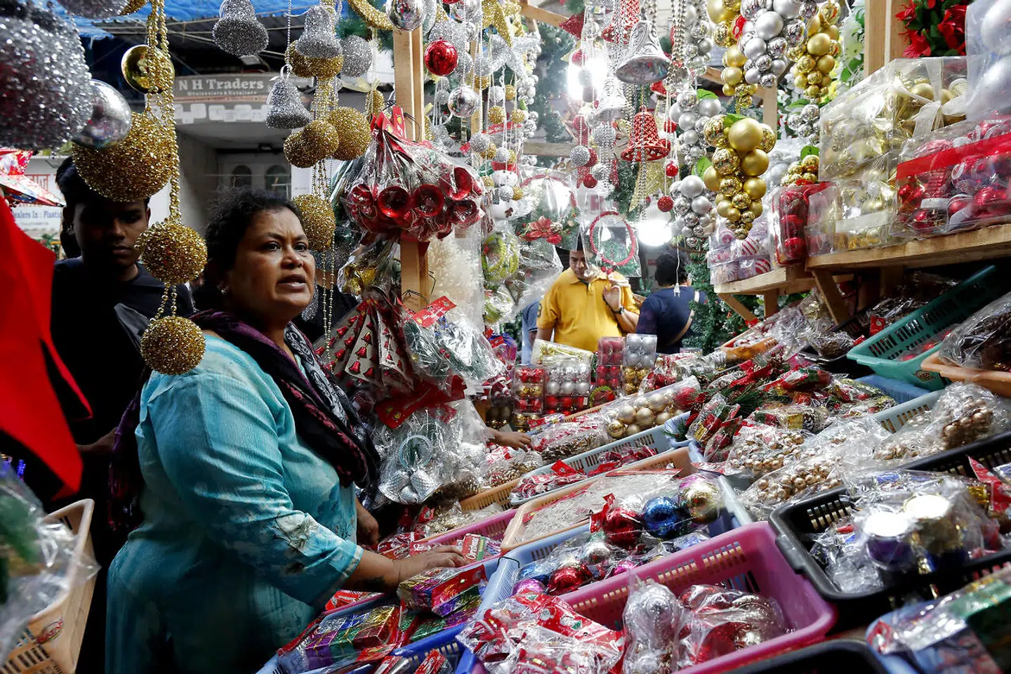 I Mumbai forhandles julepynt og julemandsdragter. Foto: Pankaj Nangia, Scanpix