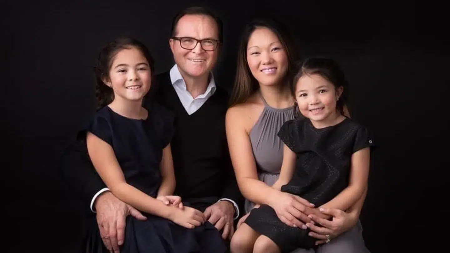 Her ses Mira Berdien Bush sammen med sin mand Terrence, og deres to piger Elizabeth på 12 år og Victoria på otte år. De har inviteret en enlig mor og hendes søn hjem til dem juleaften. Foto: Privat