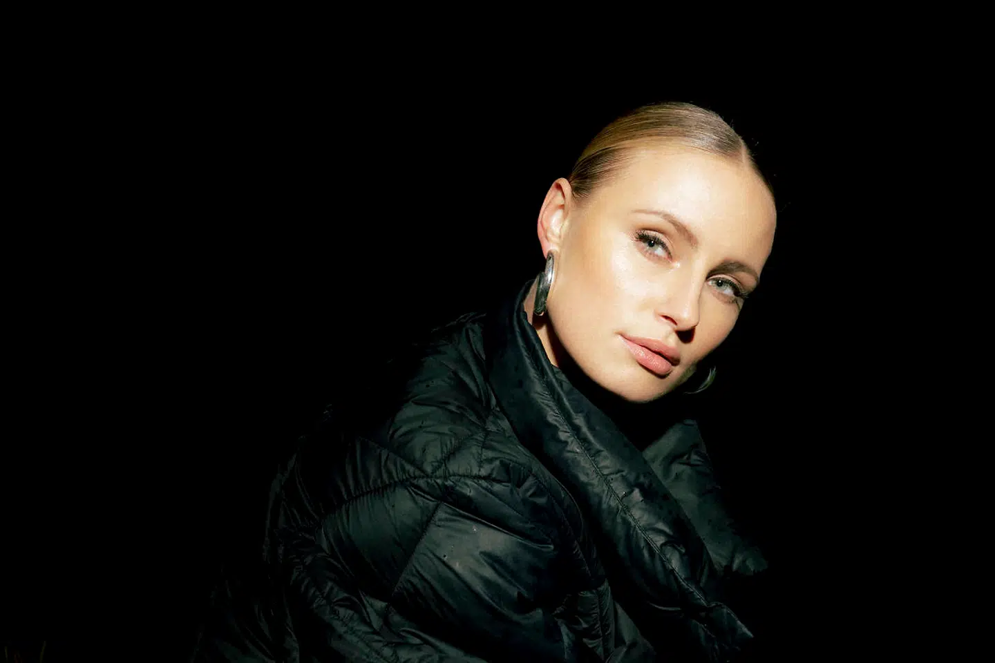 »Jeg prøver så vidt muligt bare at være mig selv. Men jeg kan jo ikke lægge låg på, at jeg har et arbejde, som er meget atypisk i forhold til mange andre job.«