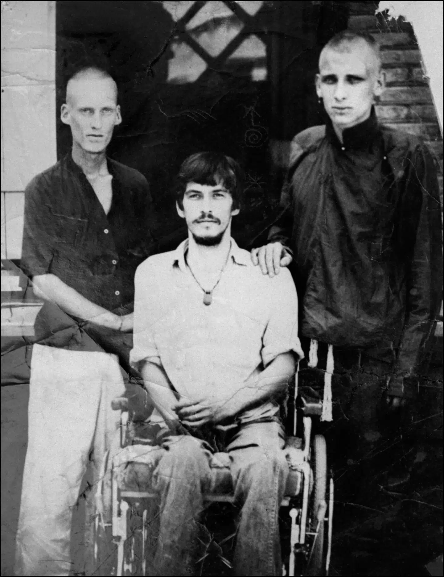 Billedet af de tre venner. Og deres udflugt med døden. Til venstre ses den legendariske sanger Eik Skaløe, i midten Christian Arnø og til højre Otto Klittum.