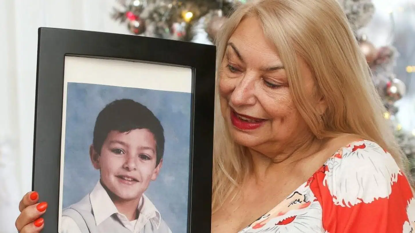 Joyce Curtis med et foto af sønnen Nicholas som barn.