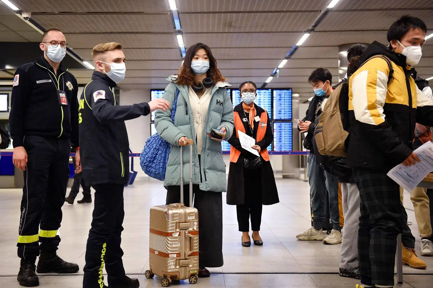 Indrejsende fra Kina måtte 1. januar stå i kø for at få tjekket deres coronatest i den parisiske lufthavn Charles de Gaulle. Julien De Rosa/Ritzau Scanpix
