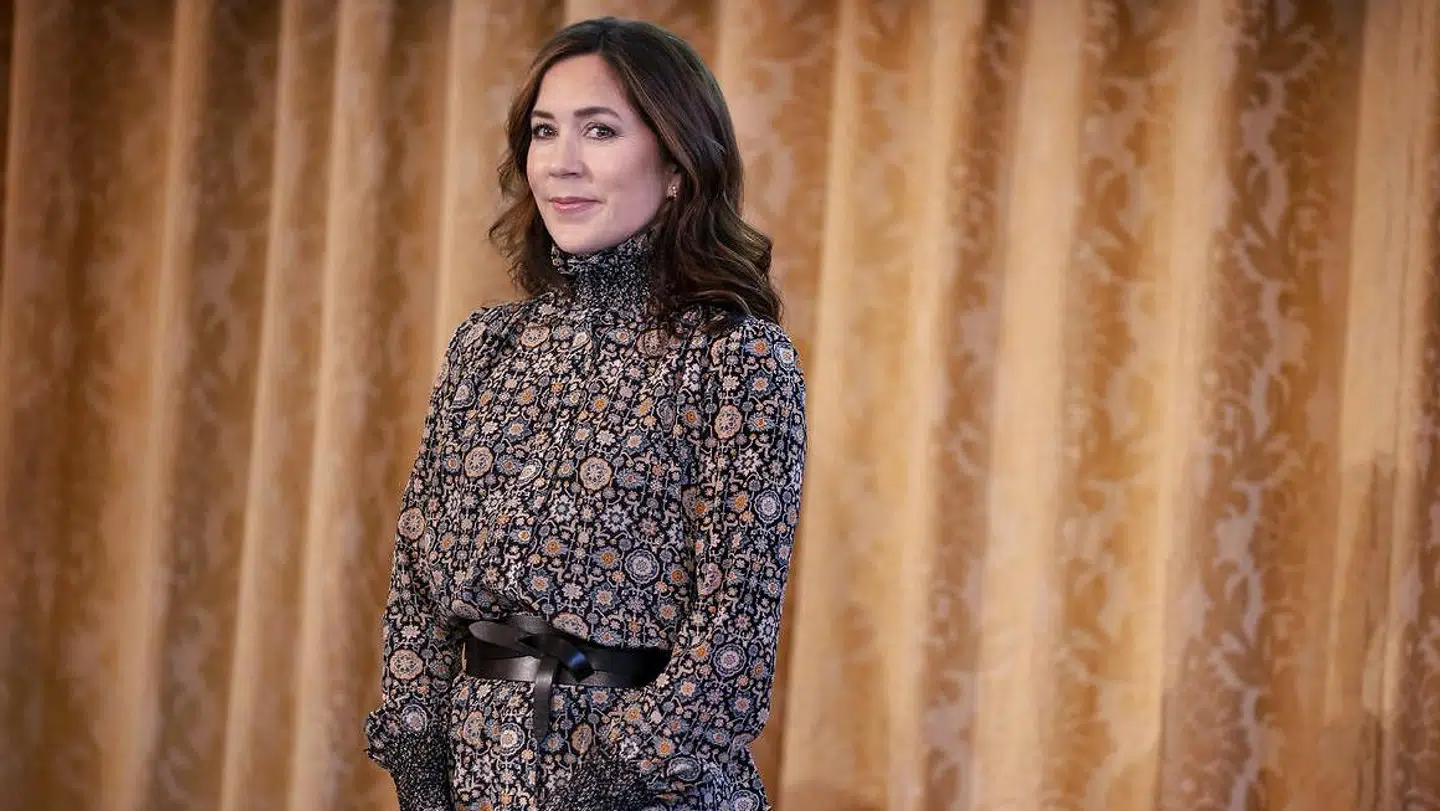 Kronprinsesse Mary ulasteligt klædt som altid. Her uddeler hun EliteForsk-priser i Moltkes Palæ i København, torsdag den 24. februar 2022.