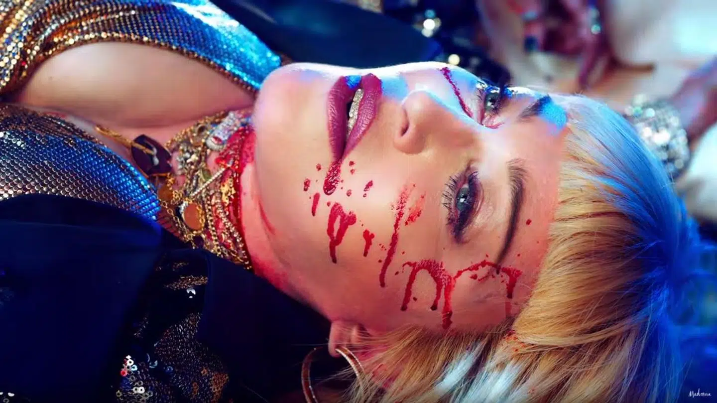 Madonna optræder sammen med blandt andre flere kendte drag queens som festende gæster på den natklub, der bliver angrebet i videoen. (Foto: Skærmdump fra videoen)