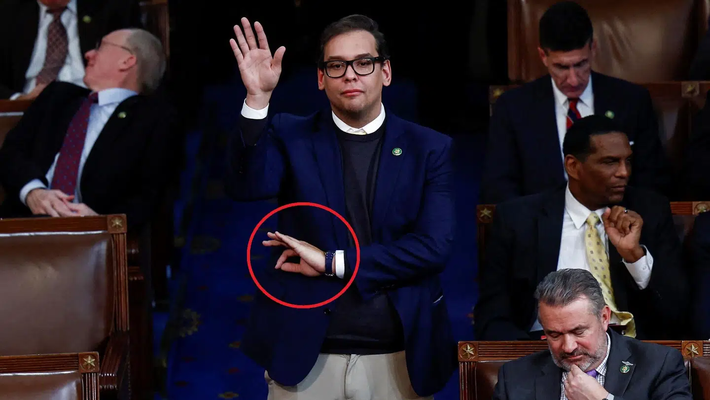 Det nyvalgte republikanske medlem af Repræsentanternes Hus George Santos ved sin indsættelse. Her udførte han et specielt håndtegn.