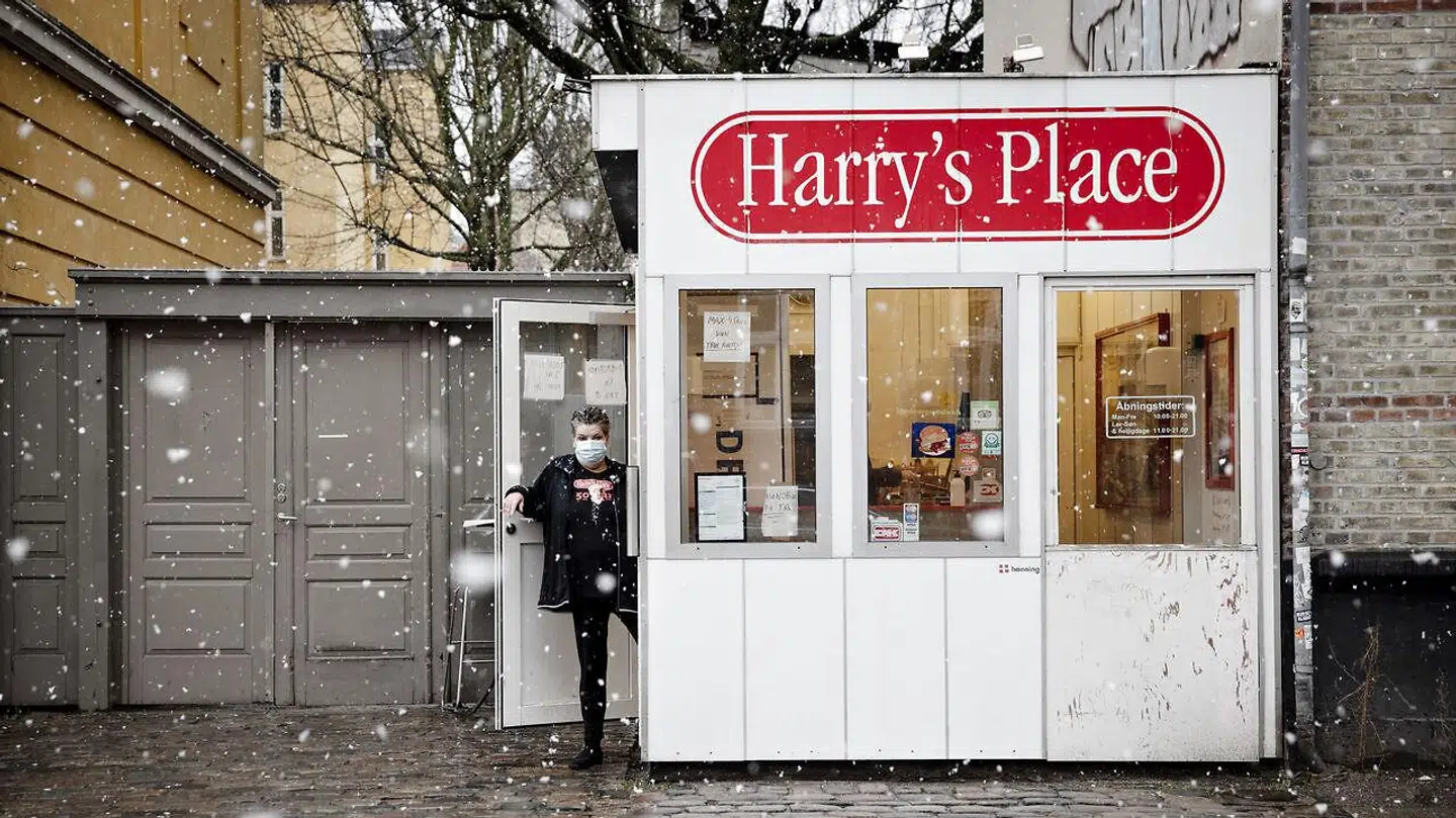 Pølsevognen Harry's Place på Nørrebro i København skifter nu ejer. Selskabet bag vognen er gået konkurs, men det bliver altså stadig muligt at få en omgang fastfood på adressen.