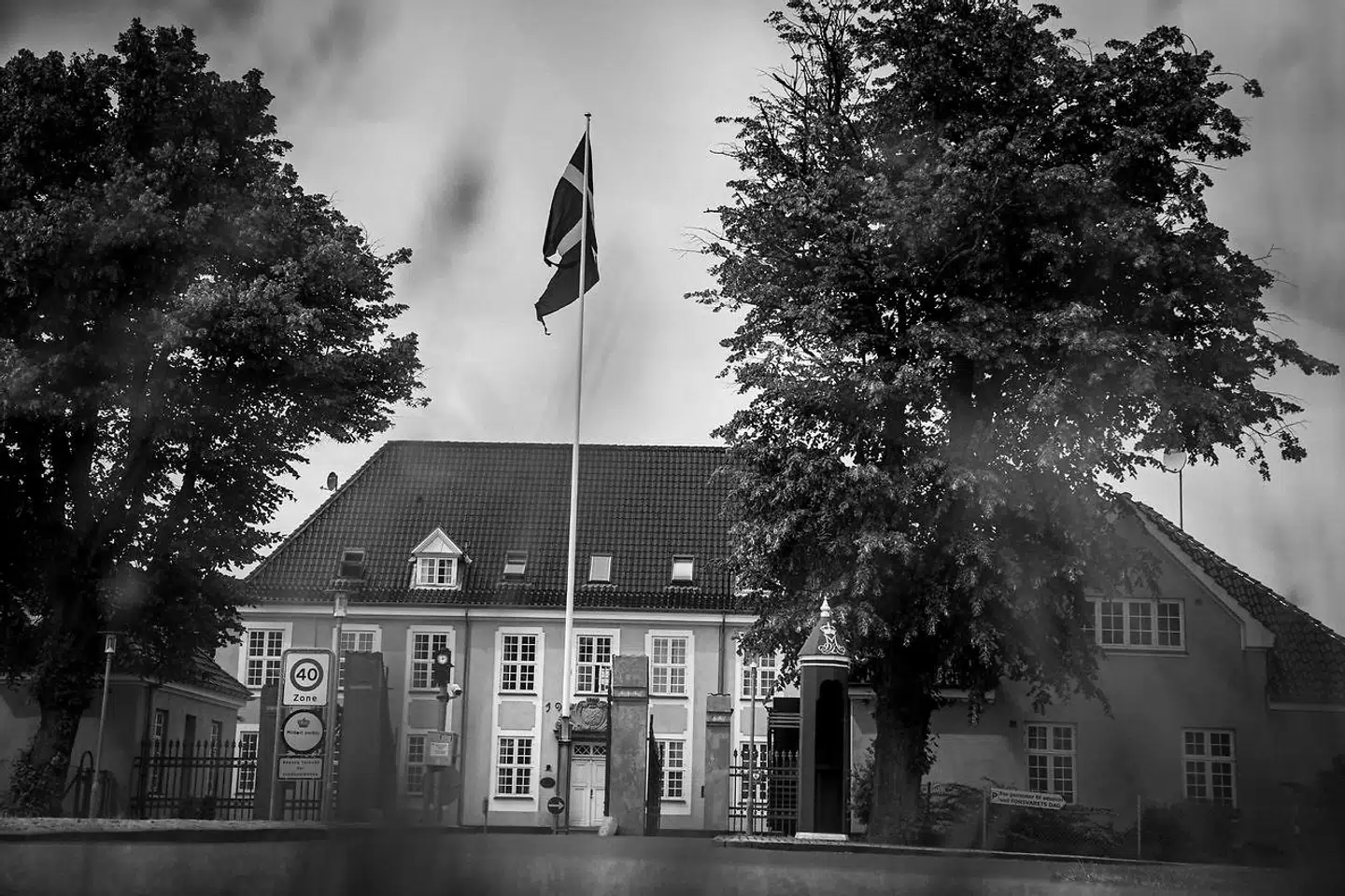 Den sigtede har efter sin udsendelse til Afghanistan arbejdet i forsyningskontoret på Høvelte Kaserne, hvilket, ifølge Berlingskes oplysninger, har givet ham adgang til våbendepotet. Livgarden oplyser ikke, om han har bibeholdt samme stilling helt frem til drabet i marts. Det ligger dog fast, at han har fået adgang til en af Forsvarets pistoler, hvilket kræver nøgle, dørkode og sikkerhedsgodkendelse.