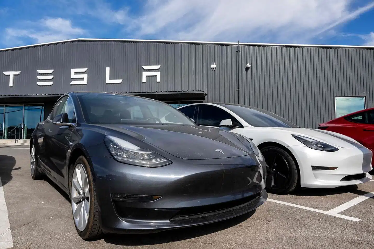 Nu falder priserne markant på nye Teslaer. Så vilde prisfald er ikke set før i bilbranchen.