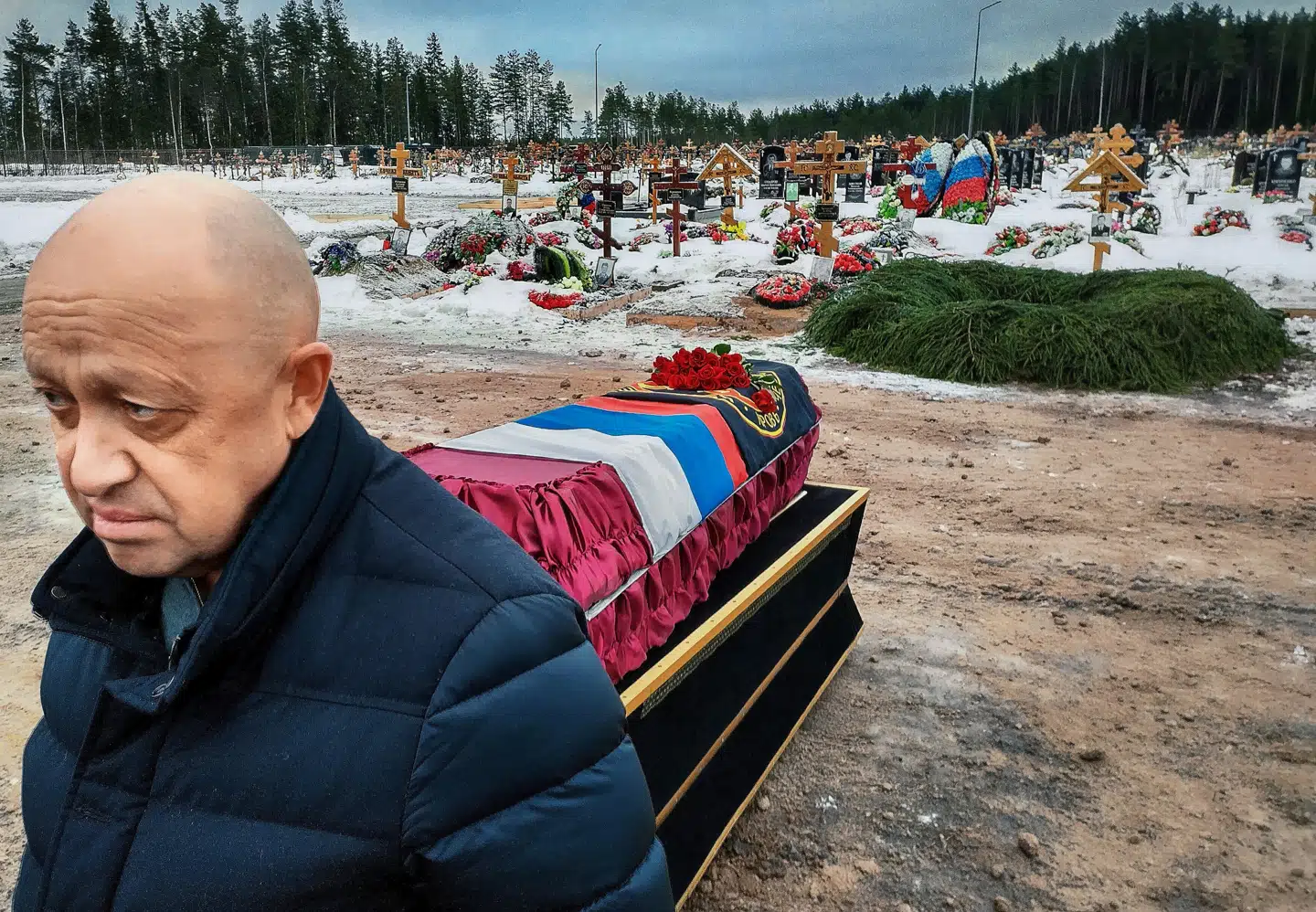 Jevgenij Prigozjin ved begravelsen af en af Wagnergruppens fremtrædende medlemmer, Dmitrij Mensjikov, der omkom i Ukraine og begraves på Beloostrov-kirkegården i Sankt Petersborg. Mange lokale mødte frem ved begravelsen - ifølge medier som The Insider og Telegram, fordi de blev betalt for det. Foto: Aleksey Smagin, Scanpix