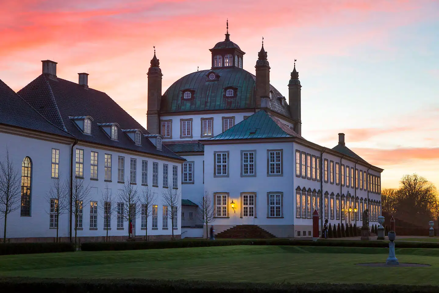 Fredensborg Slot i aftenskumringen.