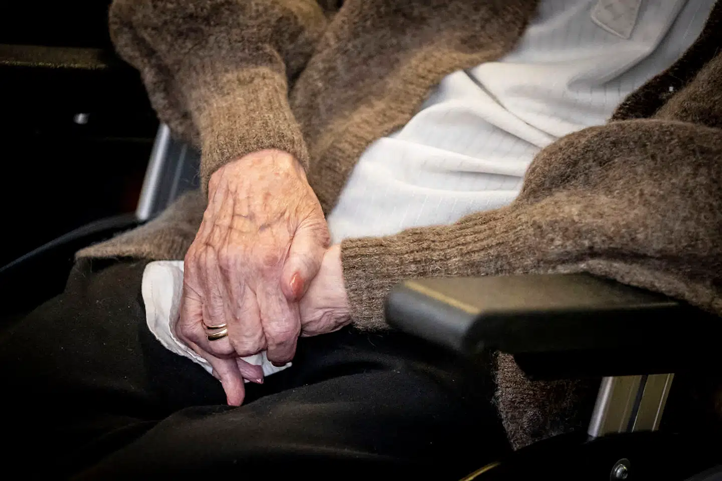 Det kniber med at skaffe kvalificeret arbejdskraft i ældreplejen. Fra marts til august 2022 slog 5.750 forsøg på at ansætte social- og sundhedsassistenter fejl. For social- og sundhedshjælpere var 4.300 forsøg på at ansætte kvalificeret arbejdskraft forgæves.