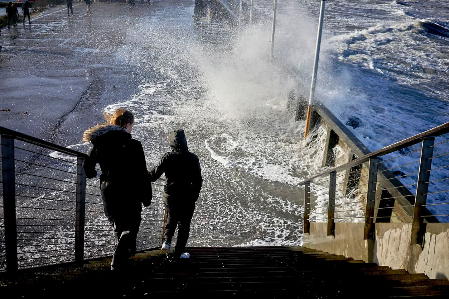 Det kraftige blæsevejr med vindstød af stormstyrke kan komme til at betyde forhøjet vandstand flere steder.