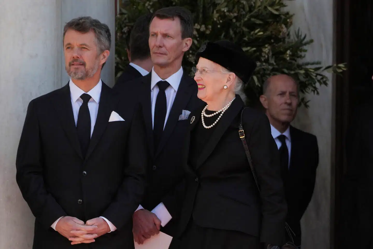 Også medlemmer af det danske kongehus deltog i begravelsen af ekskong Konstantin mandag. Her ses dronning Margrethe med sine to sønner kronprins Frederik og prins Joachim. Ekskongen var gift med dronning Margrethes søster Anne-Marie.
