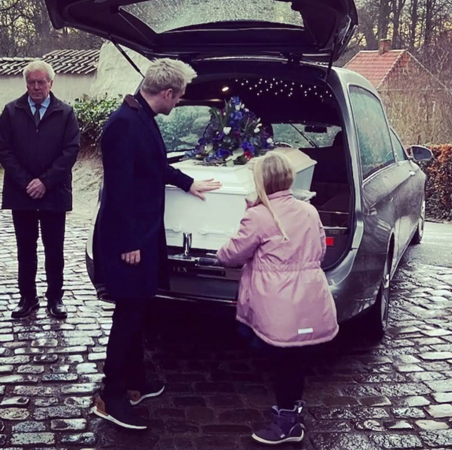 Silas Holst og hans datter Maggie My tager afsked med deres far og farfar.