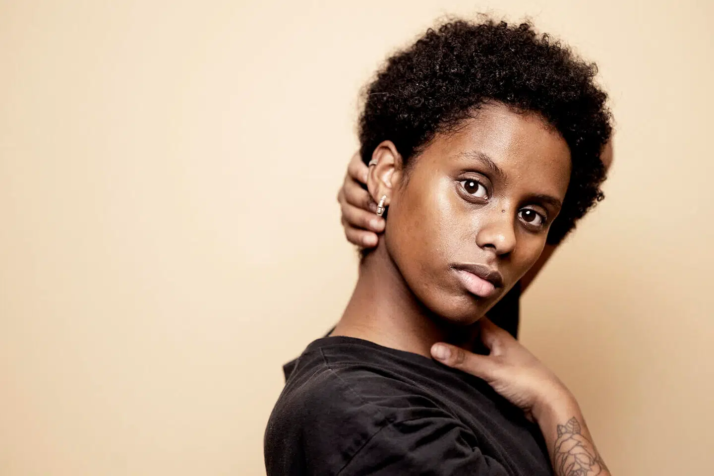 Saba Lykke Oehlenschlæger debuterer i musicalen 'Hair'. Uden nogensinde at have stået på en scene eller sunget i en mikrofon før.
