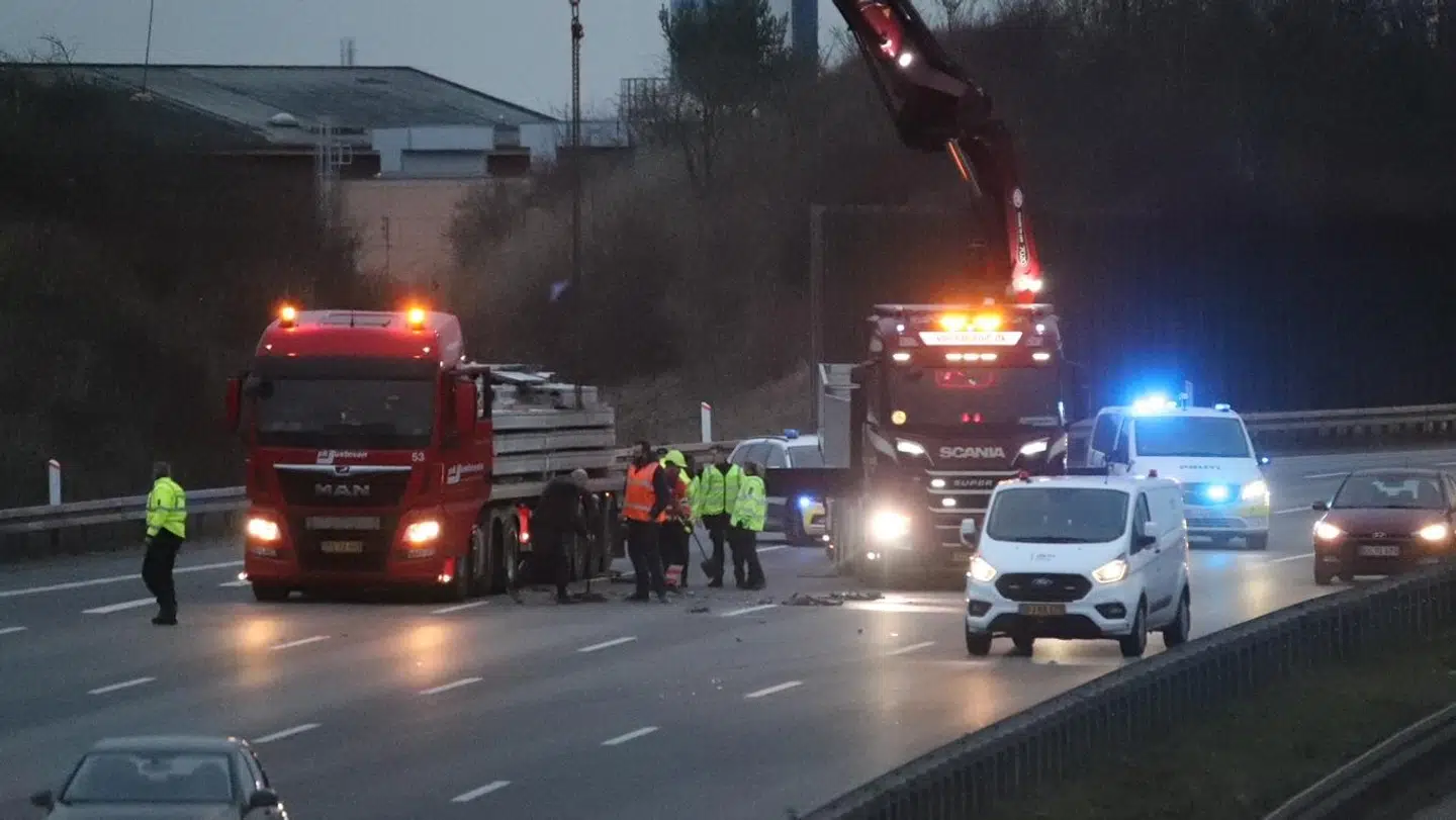 En lastbil har tabt beton på Køge Bugt Motorvejen.