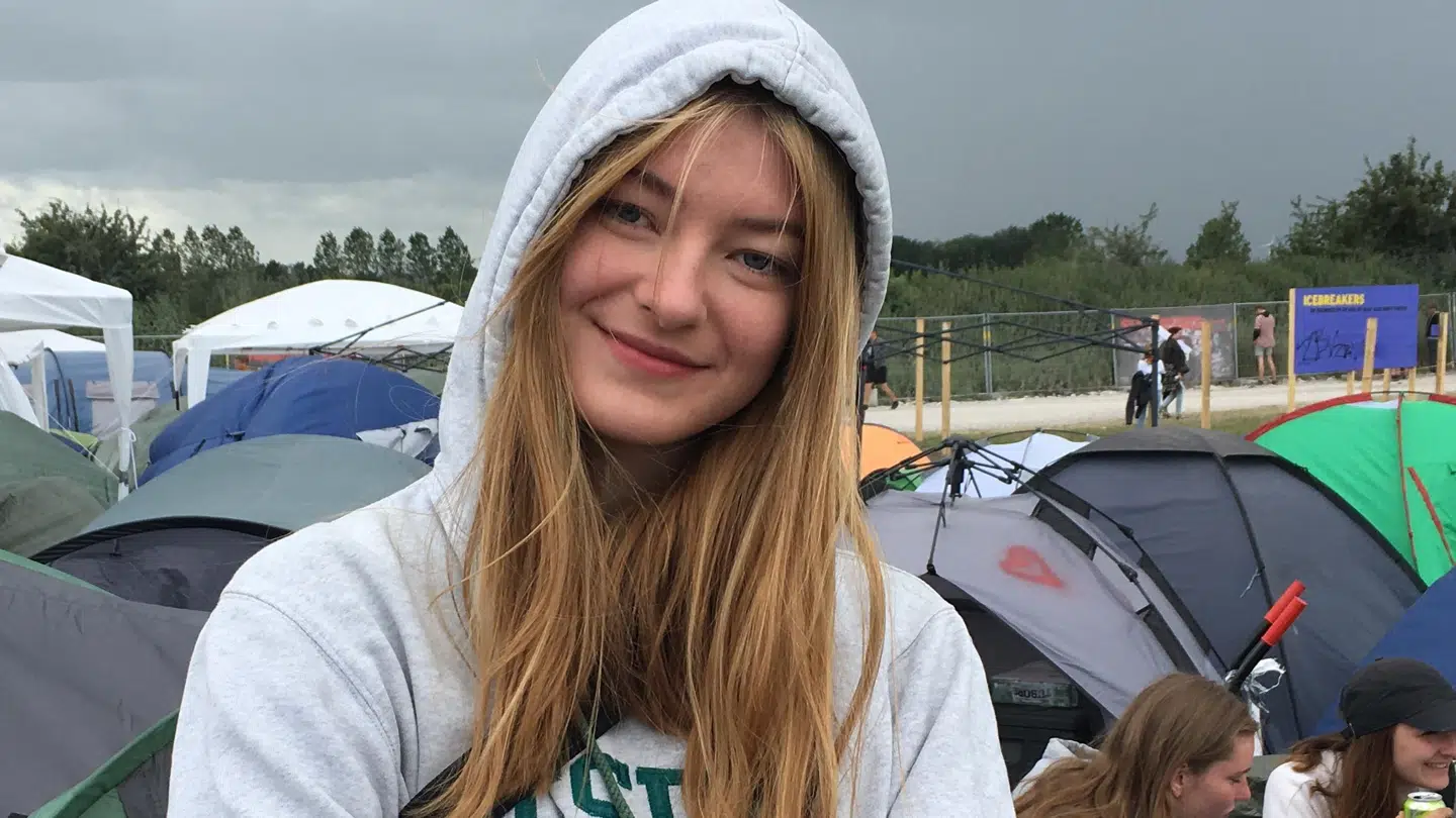 17-årige Clara Frederiksen får alle udgifter til Roskilde Festival dækket af sine forældre.