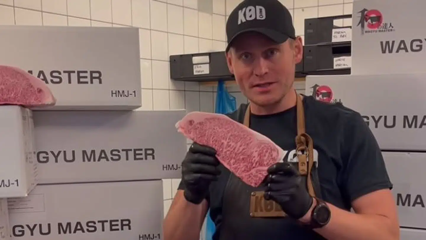 Jonas Muff med wagyukødet, der blev revet væk.