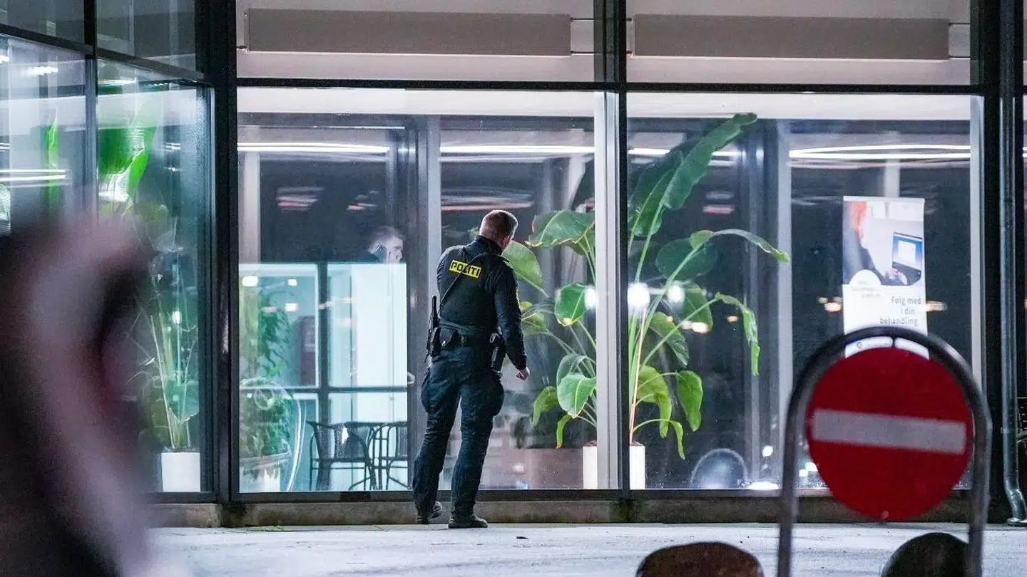 Bedstefar mistænkes for at have kidnappet sit nyfødte barnebarn fra Slagelse Sygehus. Politiet efterlyser ham med billede.