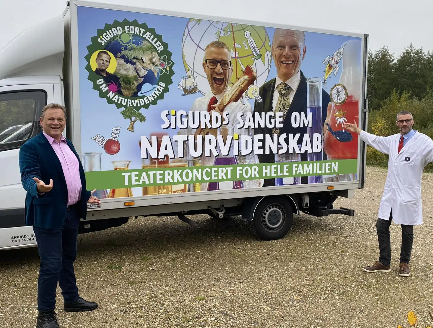 Sigurd Barrett foran den lastbil, der altså i nat blev stjålet fra en parkeringsplads i Brøndby. Privatfoto