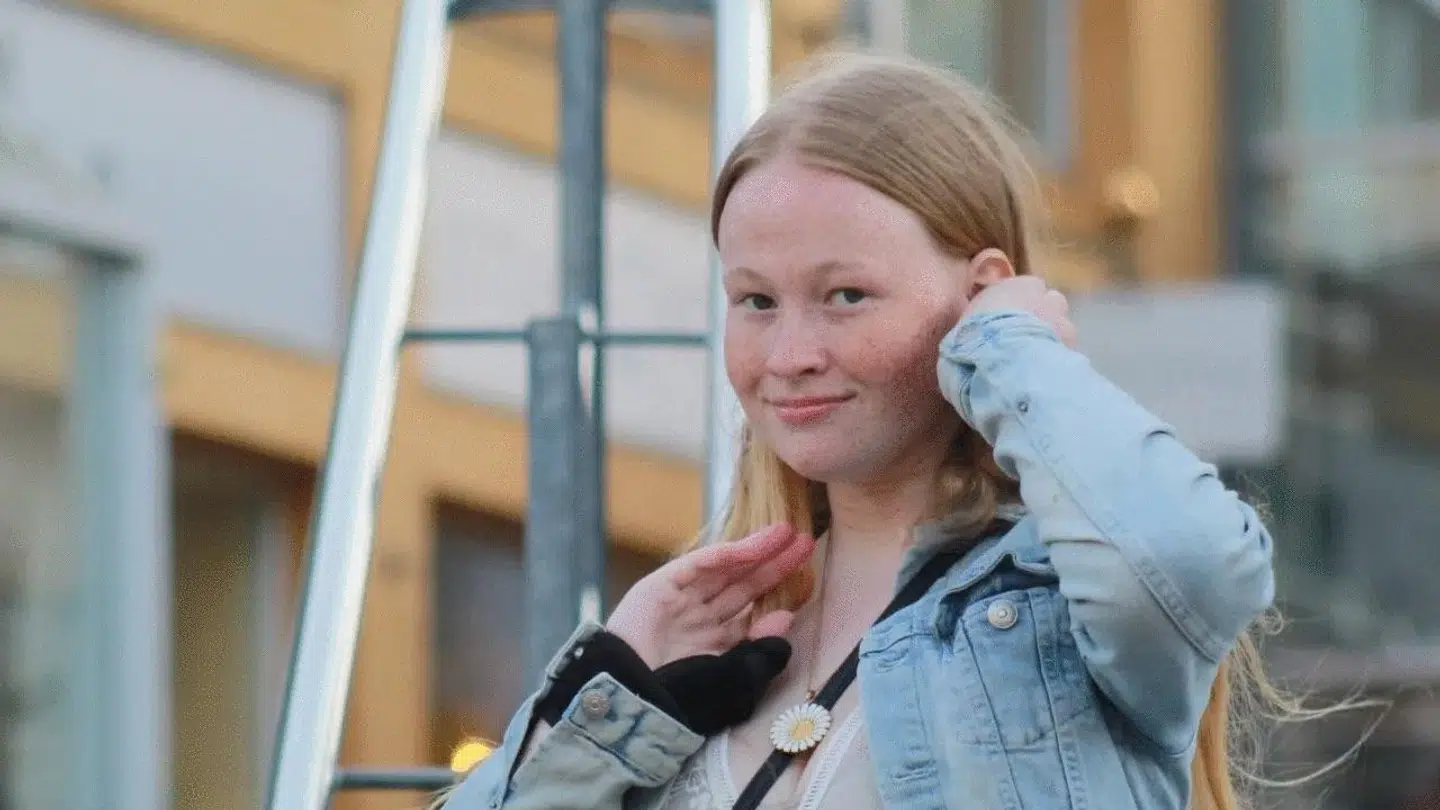 Aviaja på 18 år lider af inkontinens og har oprettet en gruppe til at samle andre unge med samme problem