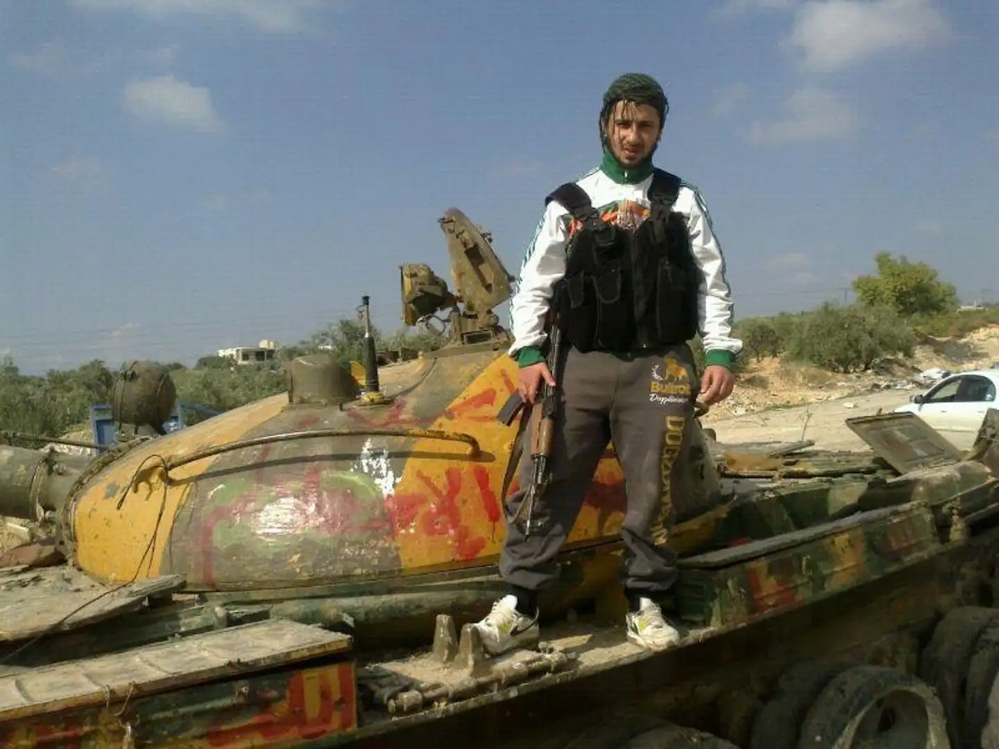 Ahmed Samsam delte på Facebook flere billeder af sig selv med våben på slagmarken i Syrien.