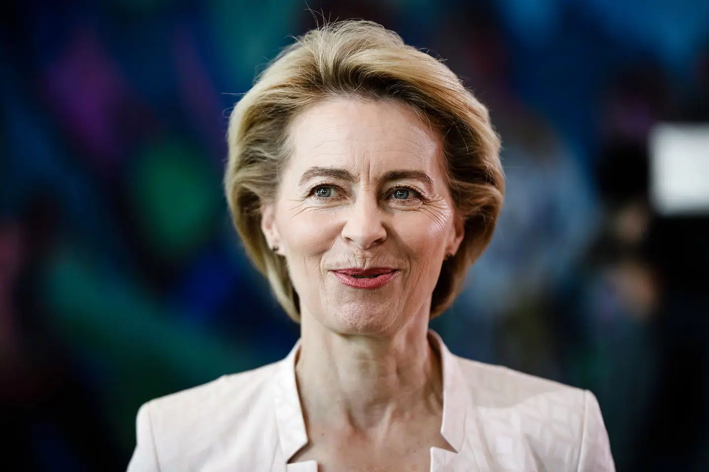 »Det er glædeligt, at netop von der Leyen i onsdags på eget initiativ udtrykte nødvendigheden af en ny og forbedret model til fremtidens europæiske demokrati,« skriver Pernille Weis efter valget af Ursula von der Leyen som ny formand for Europa-Kommissionen.