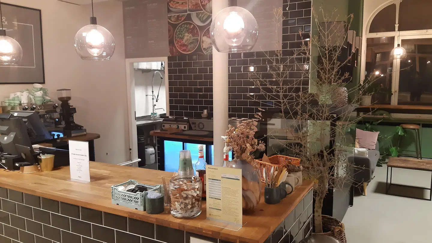 Et skilt hos Cozy & Mores café i Magasin på Kgs. Nytorv i København oplyser fredag aften, at caféen holder lukket 'i dag'.