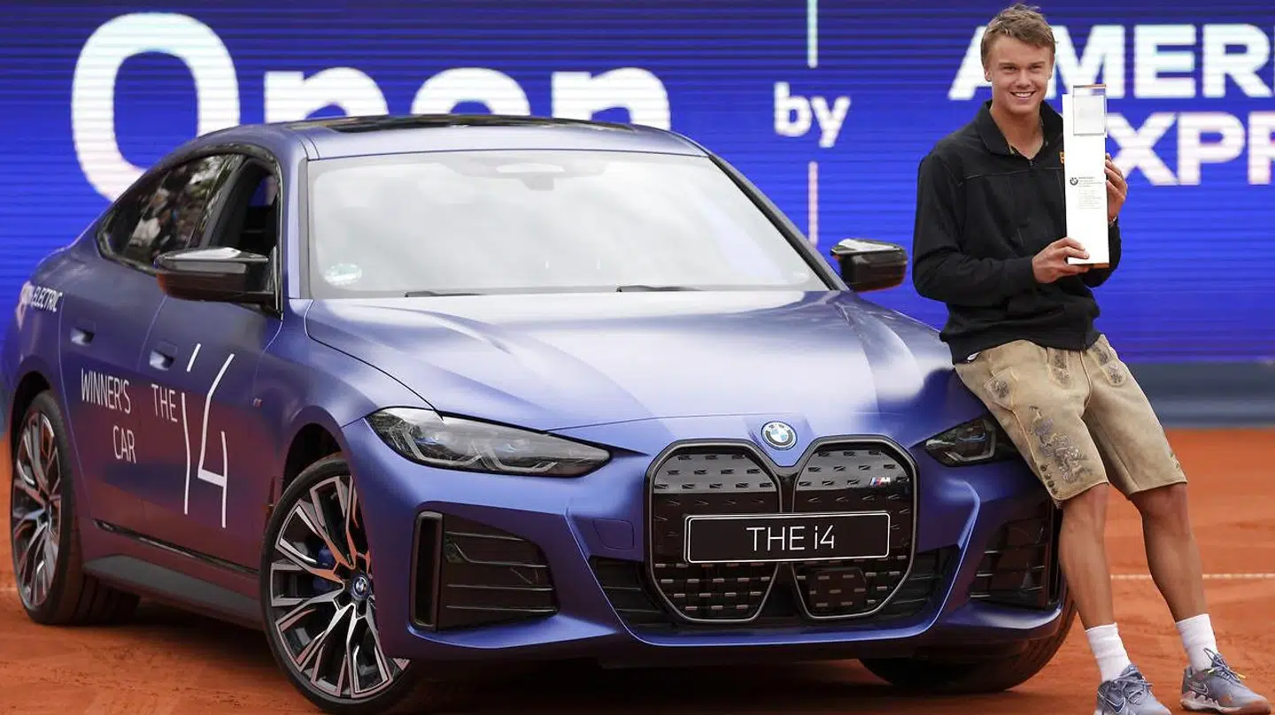 Holger Rune med sin spritnye BMW i4.