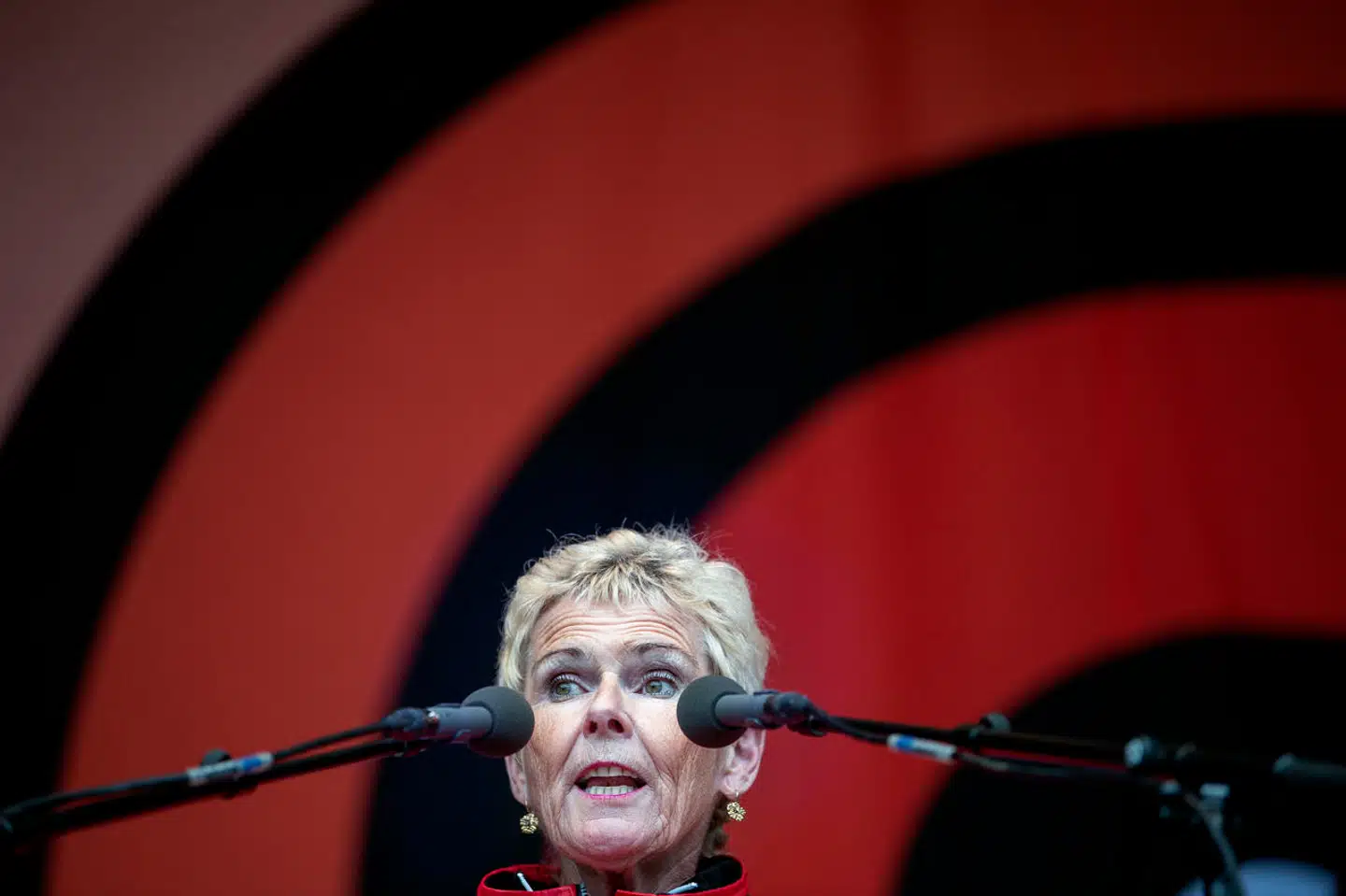 Formanden for Fagbevægelsens Hovedorganisation, Lizette Risgaard, er hovedtaler under en demonstration på Christiansborg Slotsplads søndag eftermiddag.