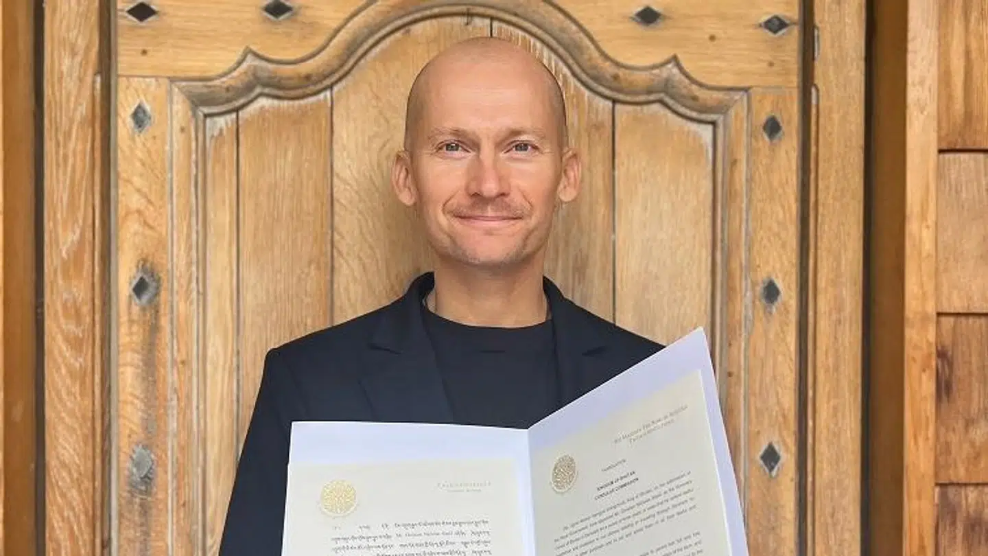 Christian Stadil med det officielle udnævnelsesbrev.