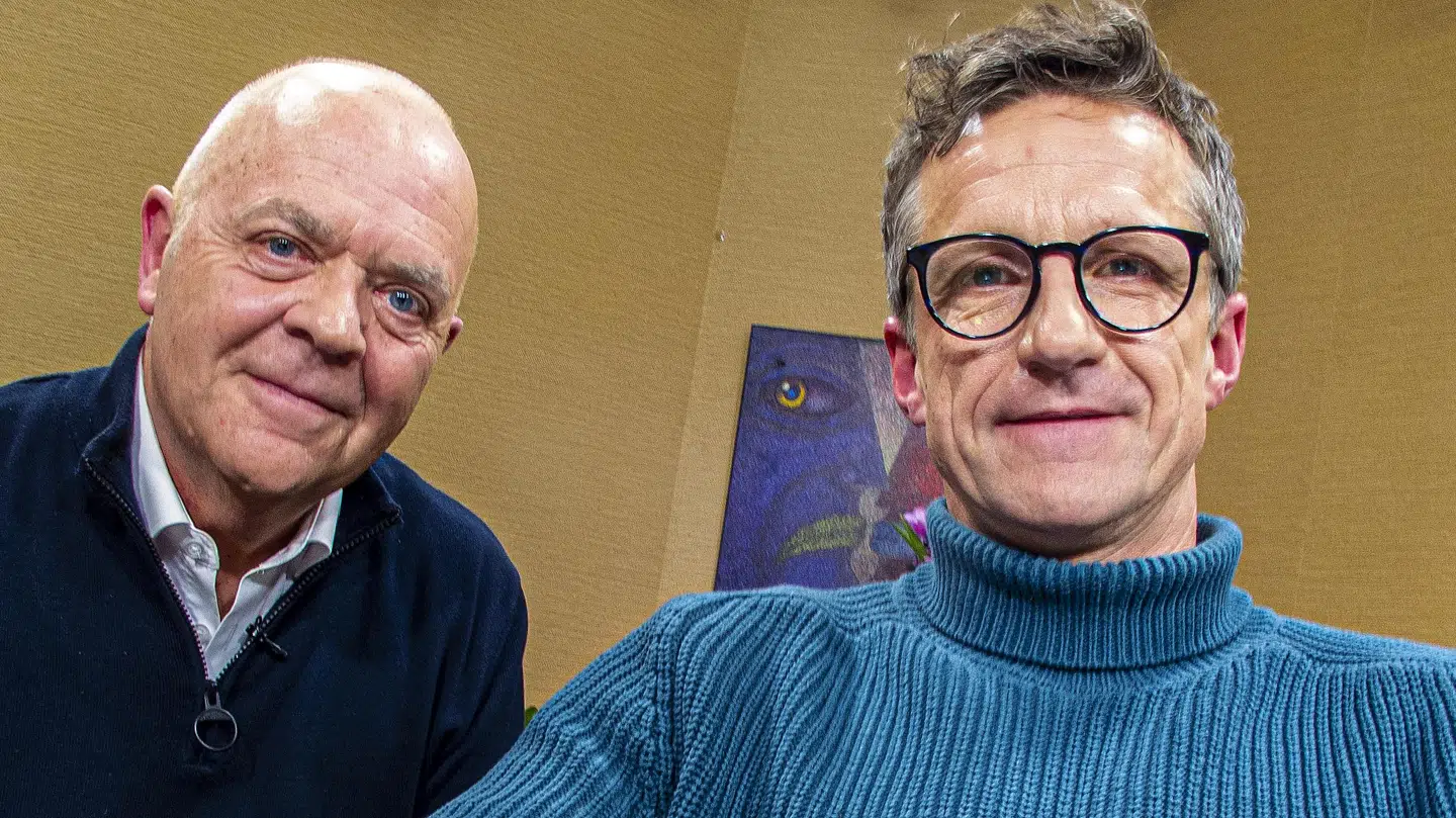 Tv-vært Jes Dorph-Petersen med sin første gæst, fodboldtræner Troels Bech. Foto: PR.