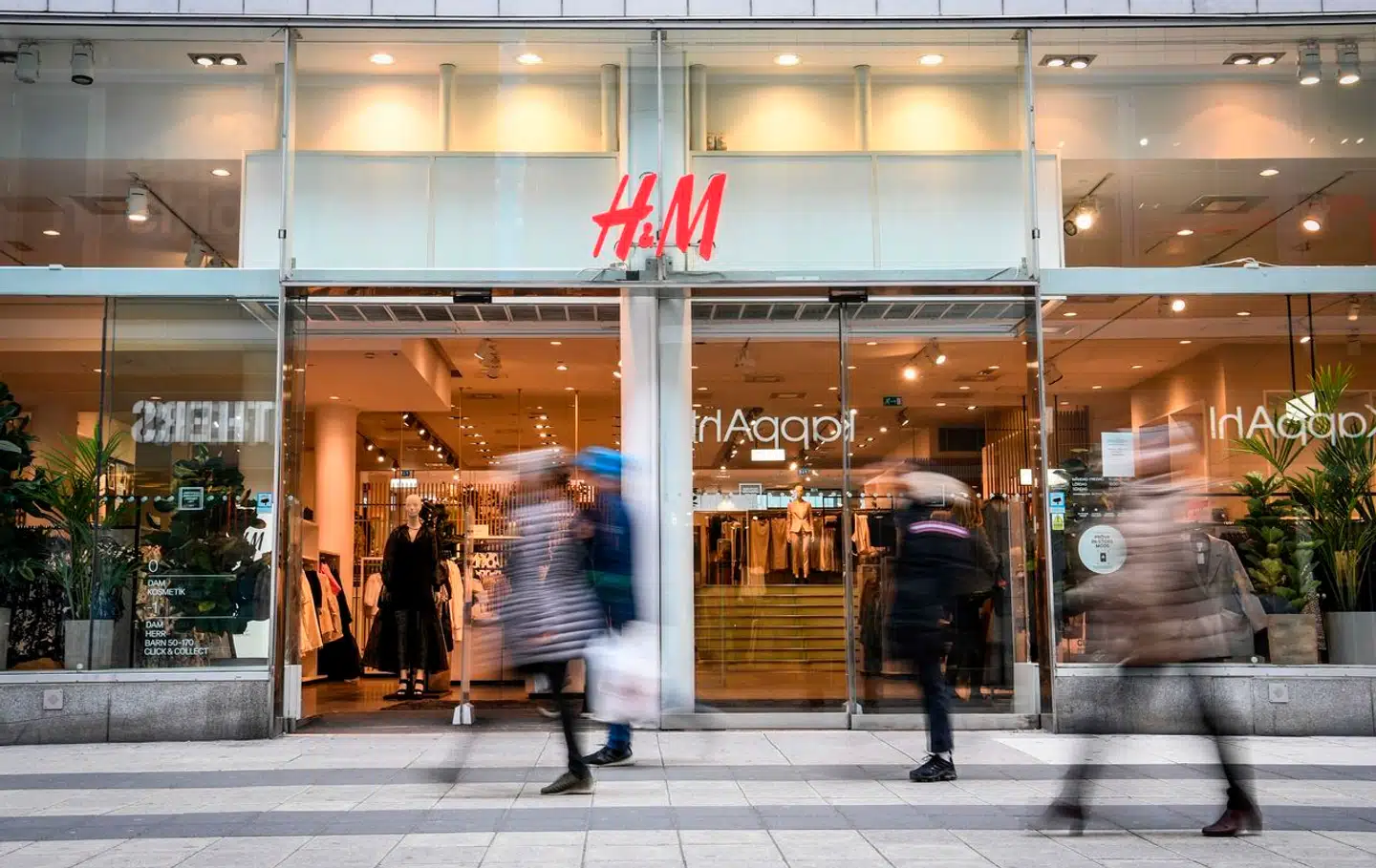 Svenske H&M-ansatte bliver tvunget til at gå ned i tid som en del af en større spareøvelse.
