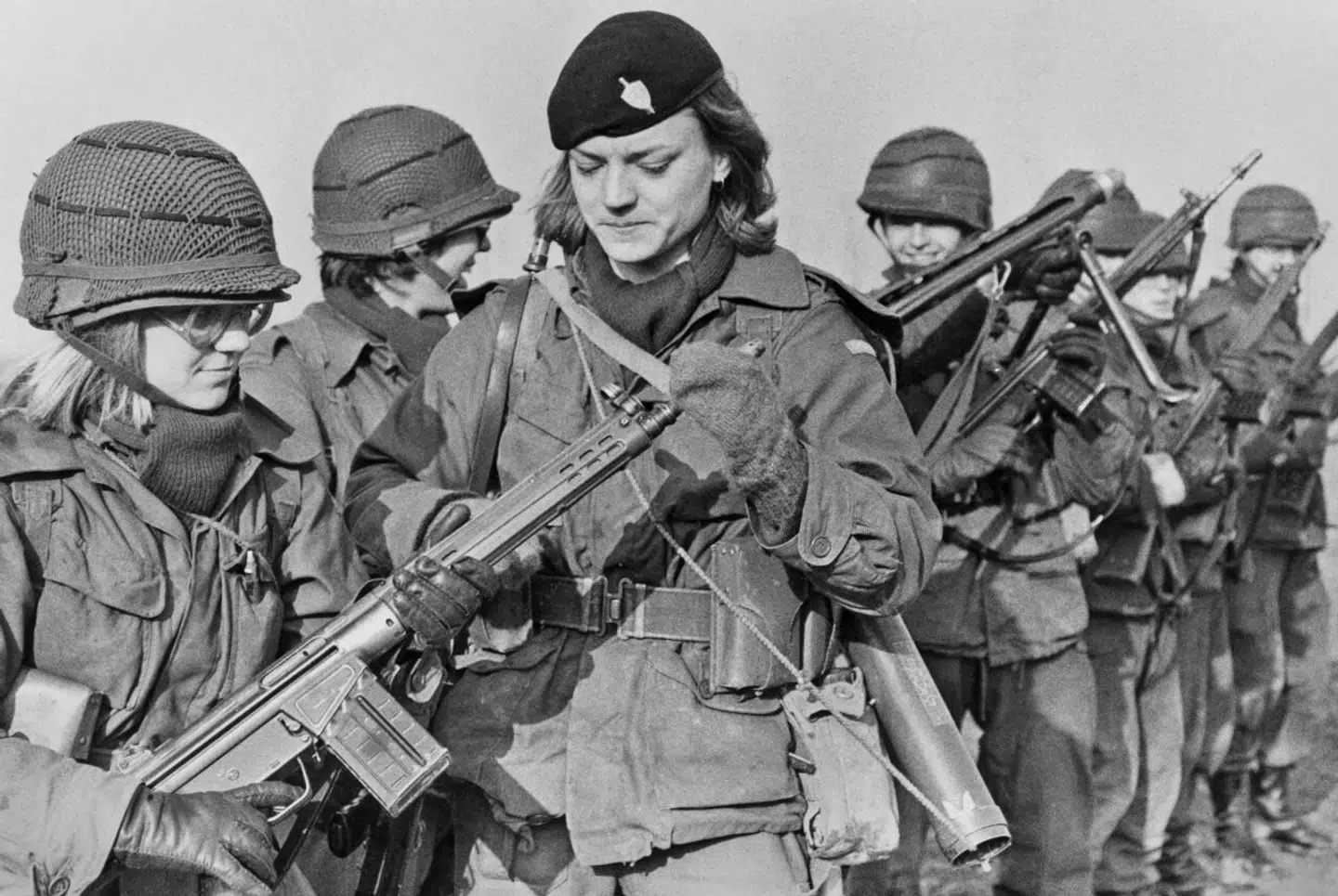 Ligebehandlingsloven fra 1978 påbød lige vilkår for kønnene på arbejdsmarkedet, men frem til 1988 fik Forsvaret dispensation til at nægte kvinder direkte deltagelse i kamphandlinger. Arkivfoto: Helge Grøhn