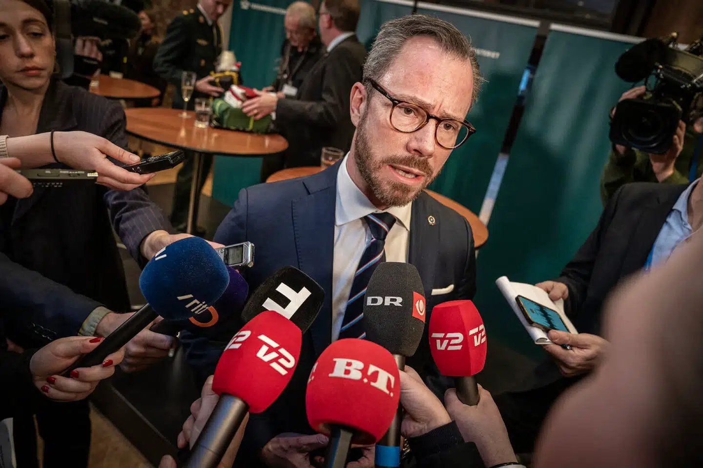 Forsvarsminister Jakob Ellemann-Jensen (V) går på sygeorlov på ubestemt tid efter et ildebefindende i sidste uge. Det fremgår af et opslag på Facebook.