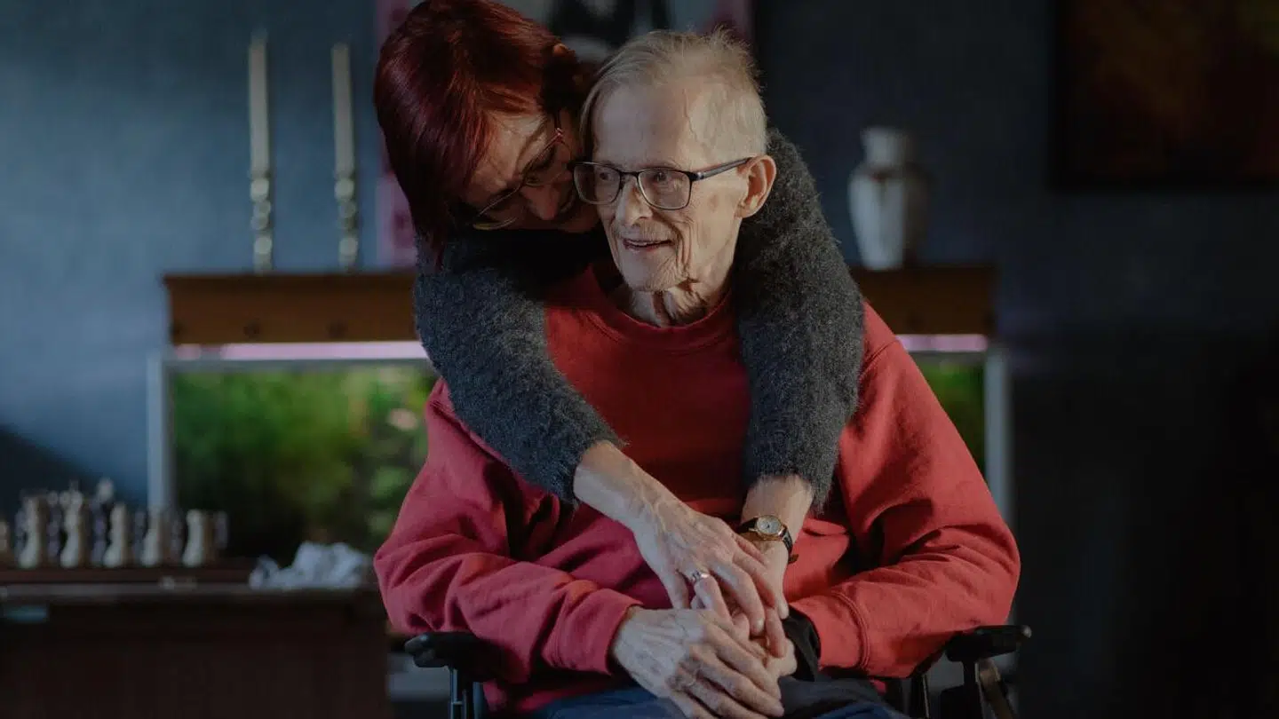 Leo Nielsen får i dag både hjælp af hustru Sussi men også af hjemmehjælpen. Der er dog et sted han helst kun vil hjælpes af sin bedre halvdel. Når han skal i bad, er Leo mest tryg ved Sussi.